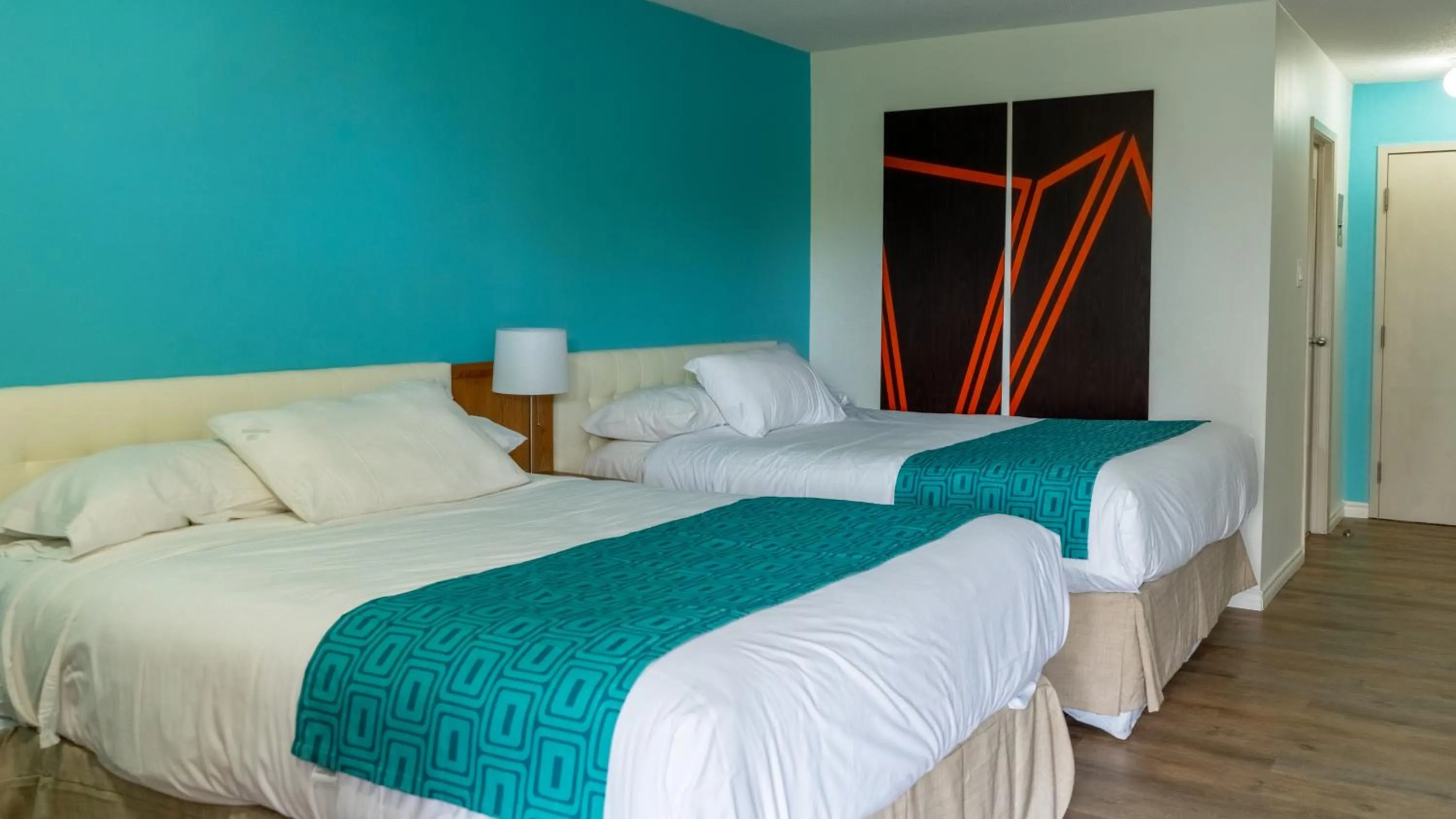 Bed in Howard Johnson by Wyndham Niagara Falls