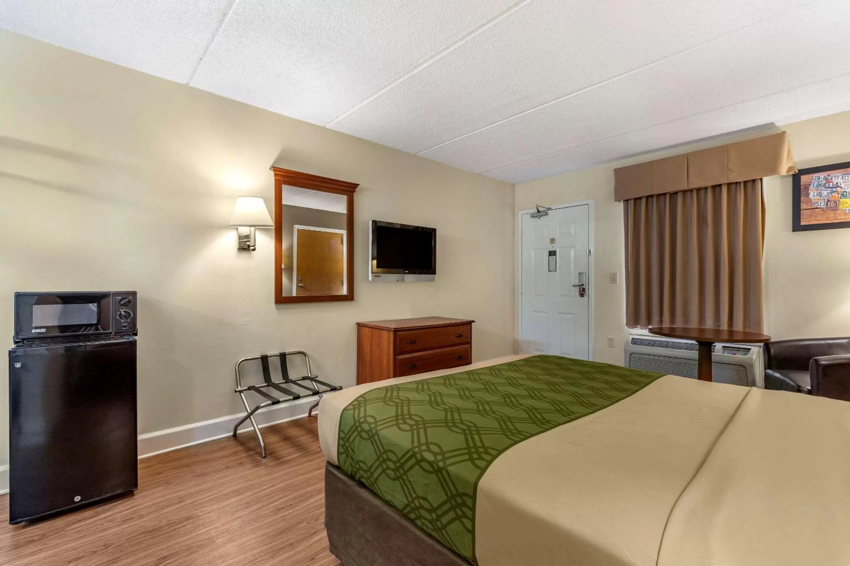Photo of the whole room, Bed in Econo Lodge Inn & Suites Lugoff