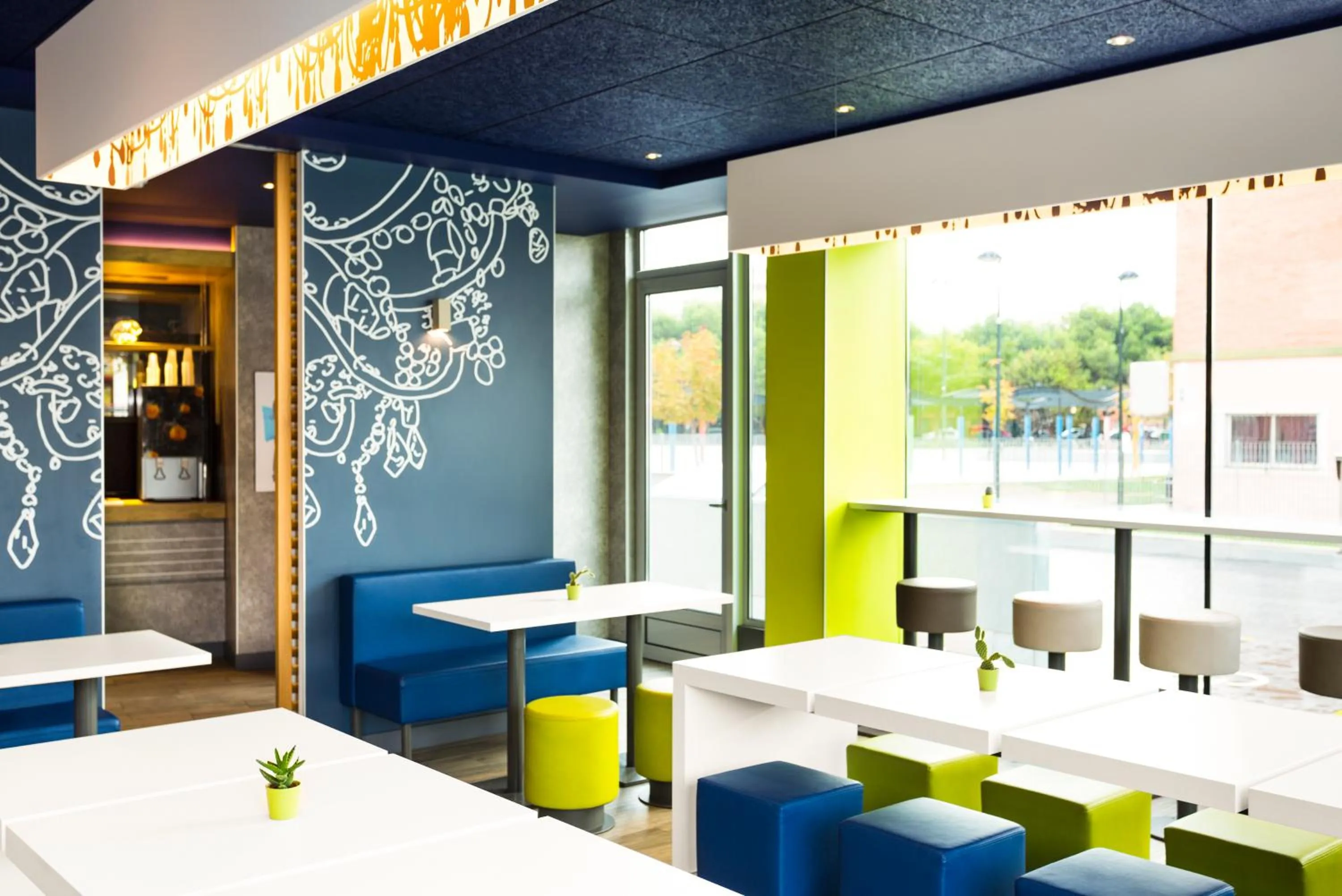 Restaurant/places to eat in ibis budget Saint-Omer Centre