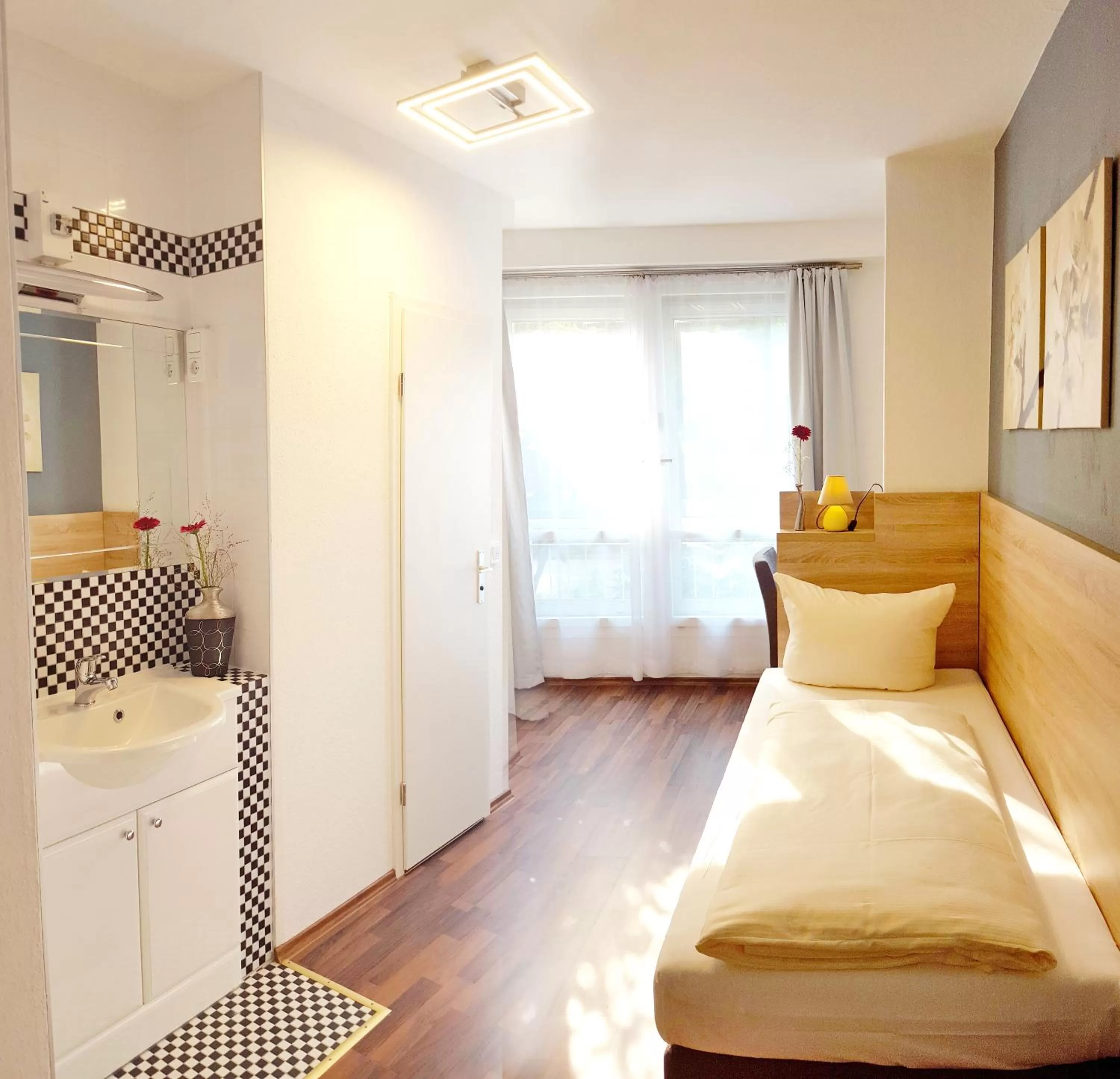 Photo of the whole room, Bed in BlnCty Hotel