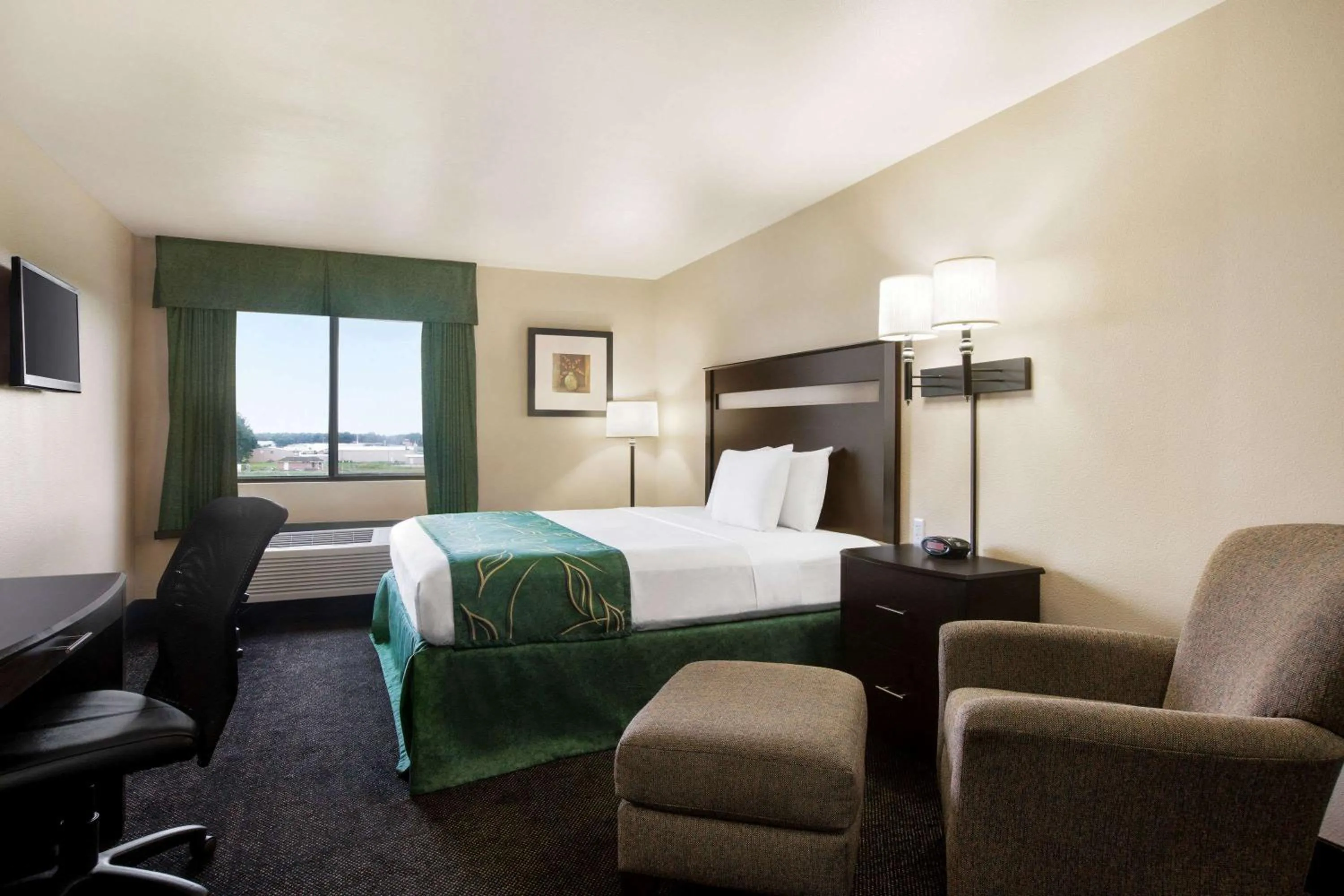 Photo of the whole room, Bed in Travelodge by Wyndham Livonia