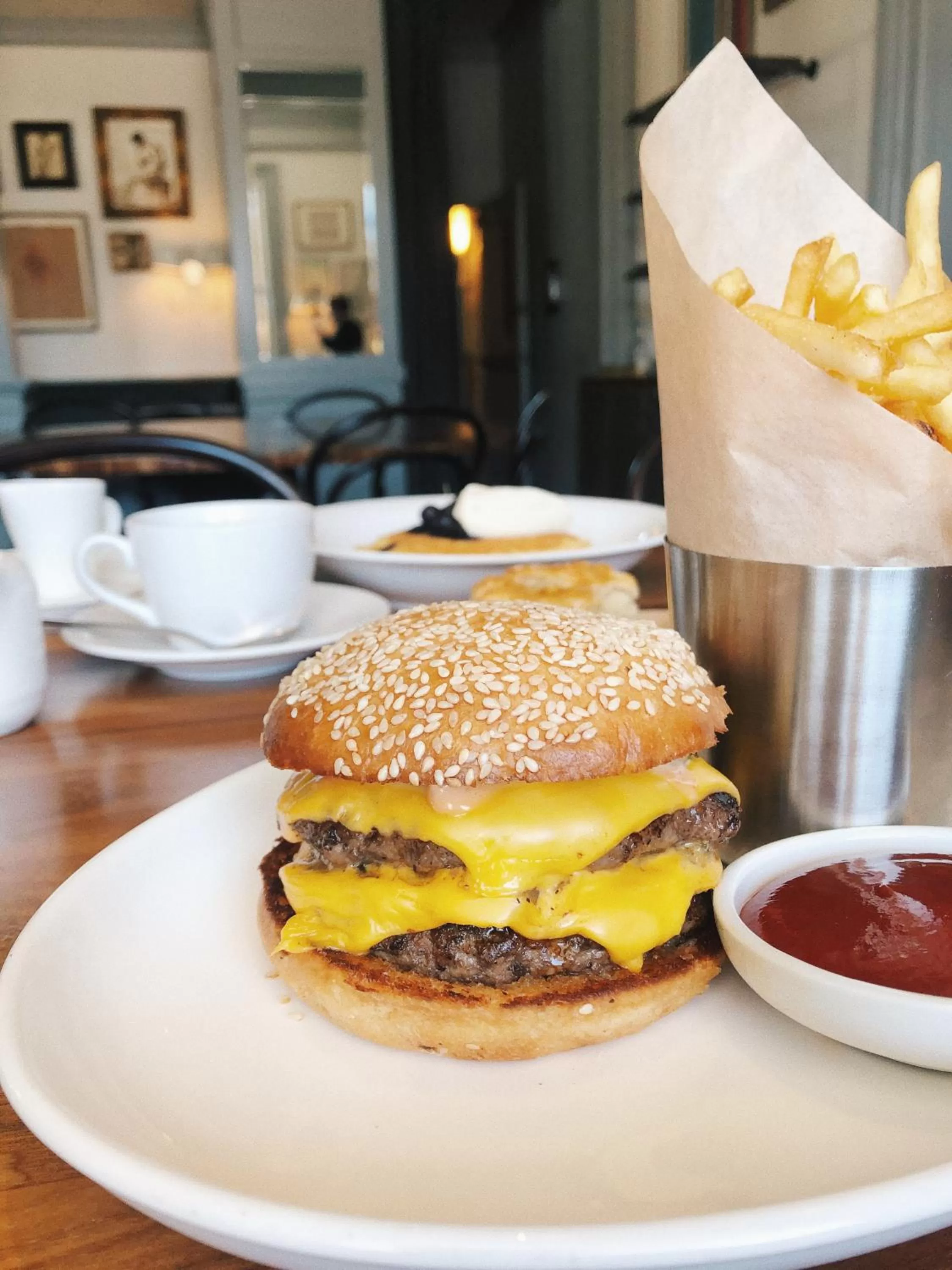 Restaurant/places to eat in Hotel Ella