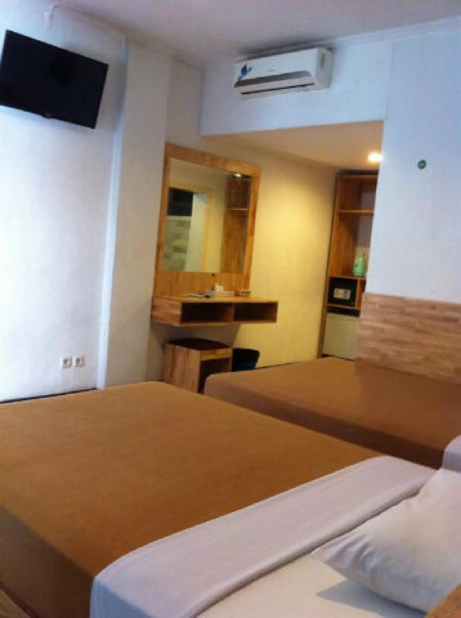 Photo of the whole room, Bed in Hotel Karthi Kuta