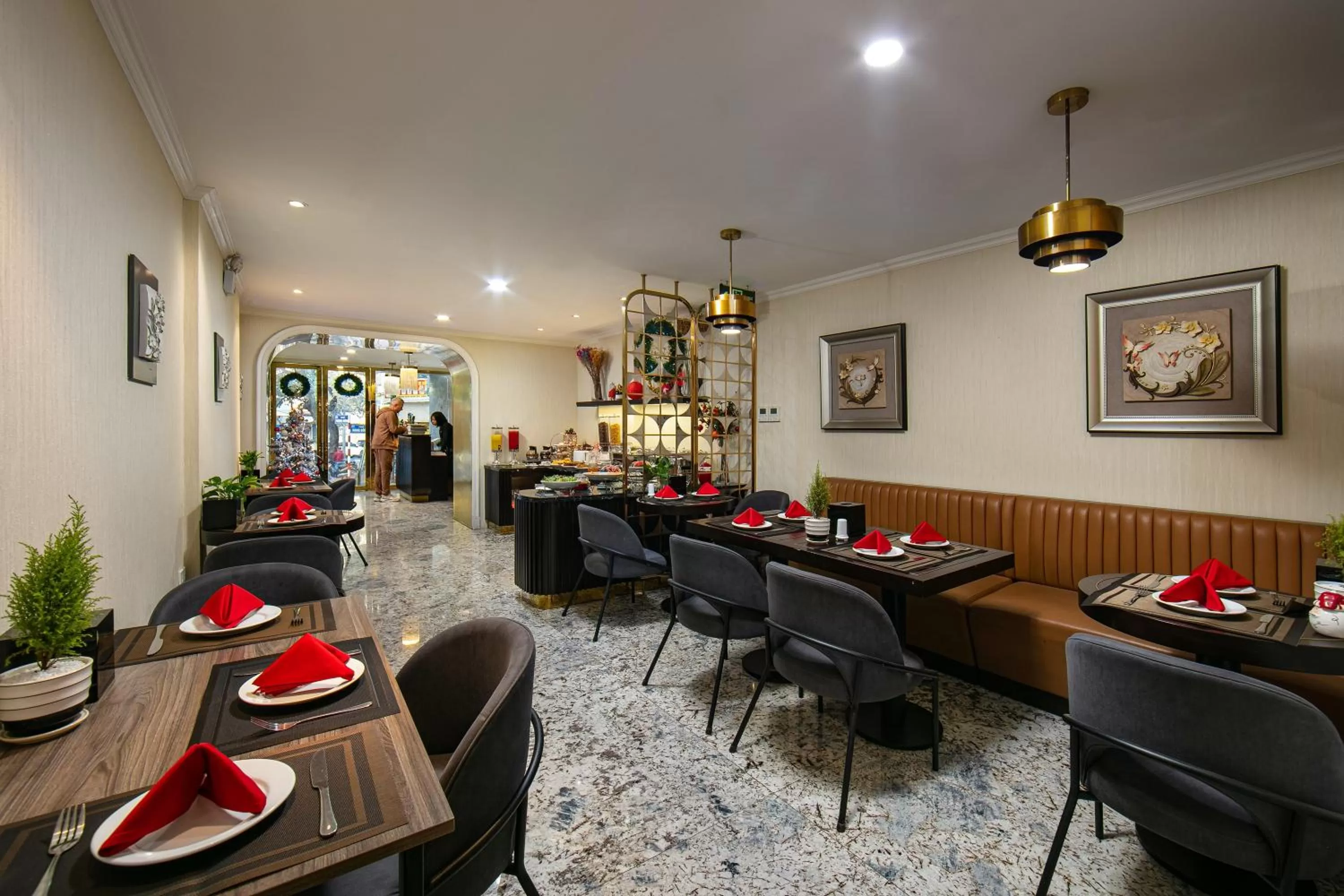 Restaurant/places to eat in San Palace Hotel & Rooftop