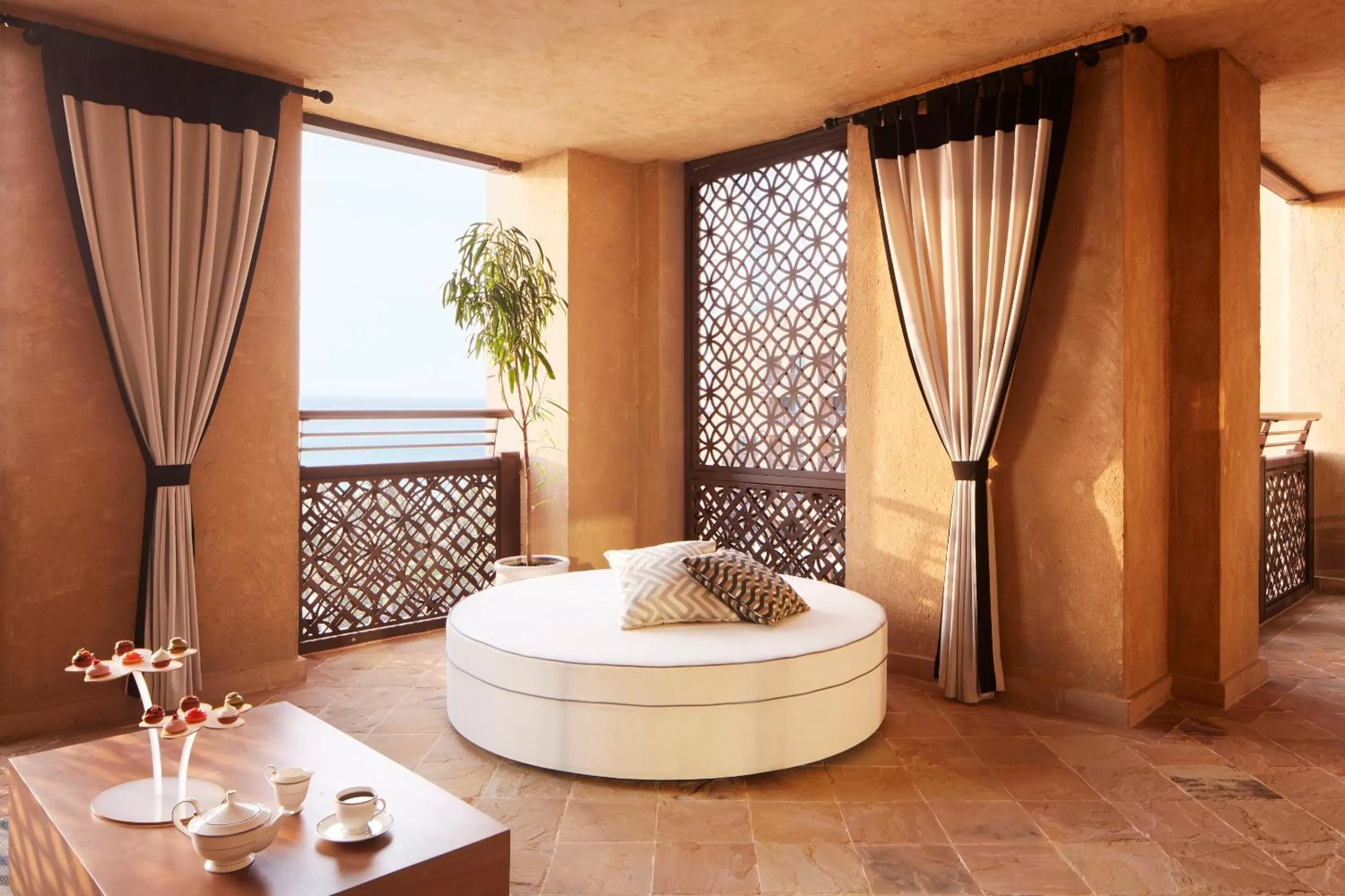 Balcony/Terrace, Bed in Jumeirah Mina Al Salam Dubai