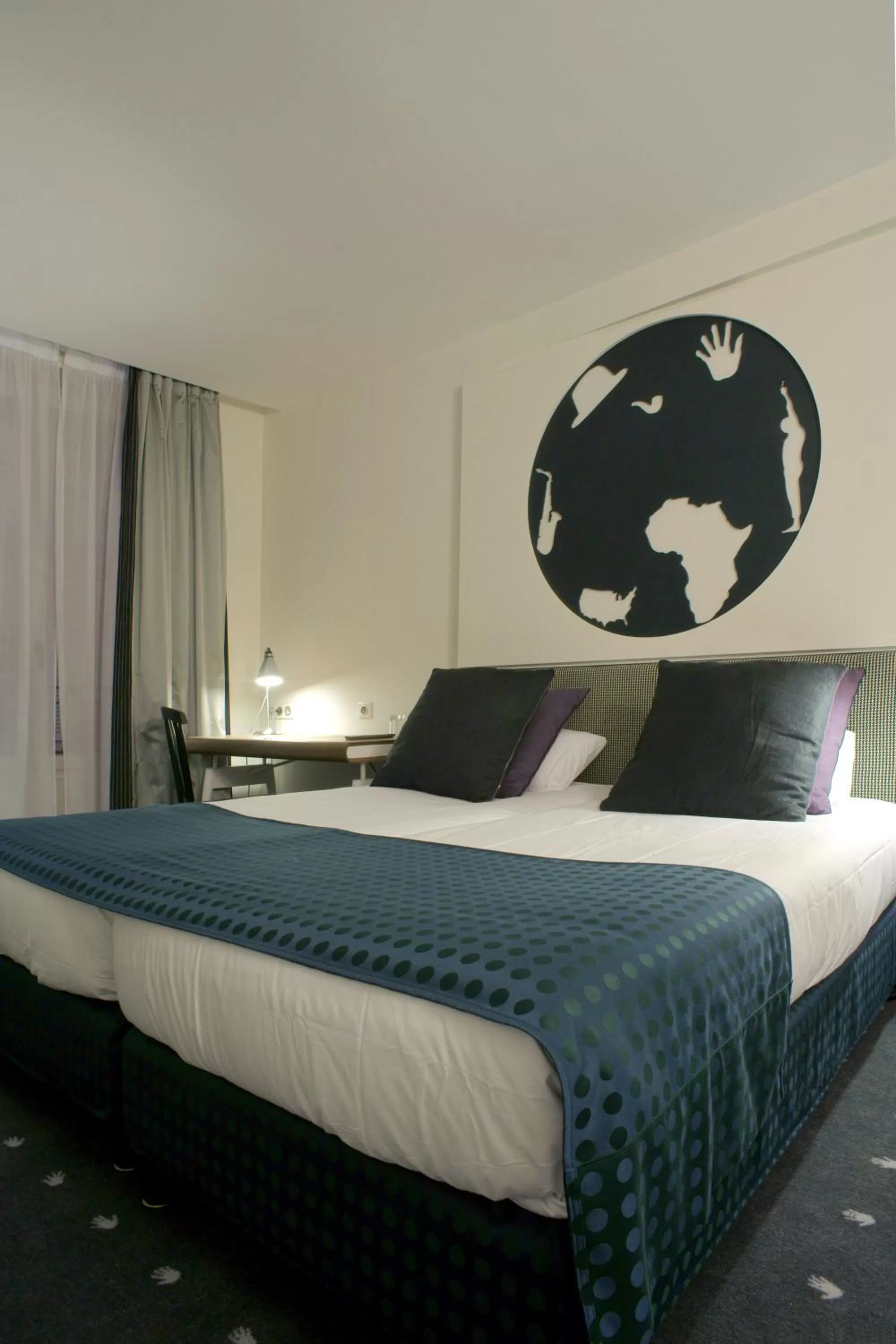 Bed in Hôtel du Triangle d'Or