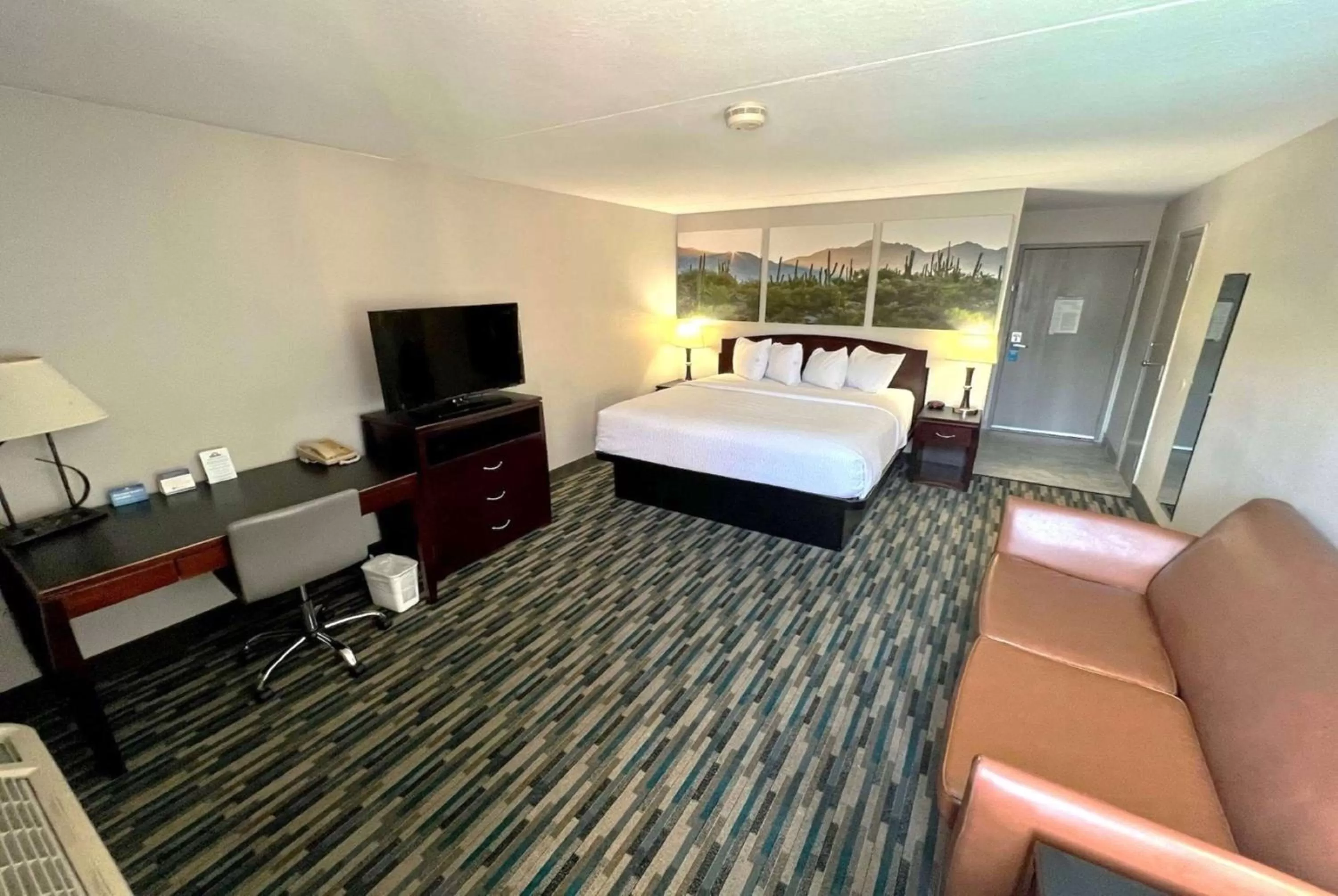 Standard King Room - Non Smoking (No Pets Allowed) in Days Hotel by Wyndham Mesa Near Phoenix