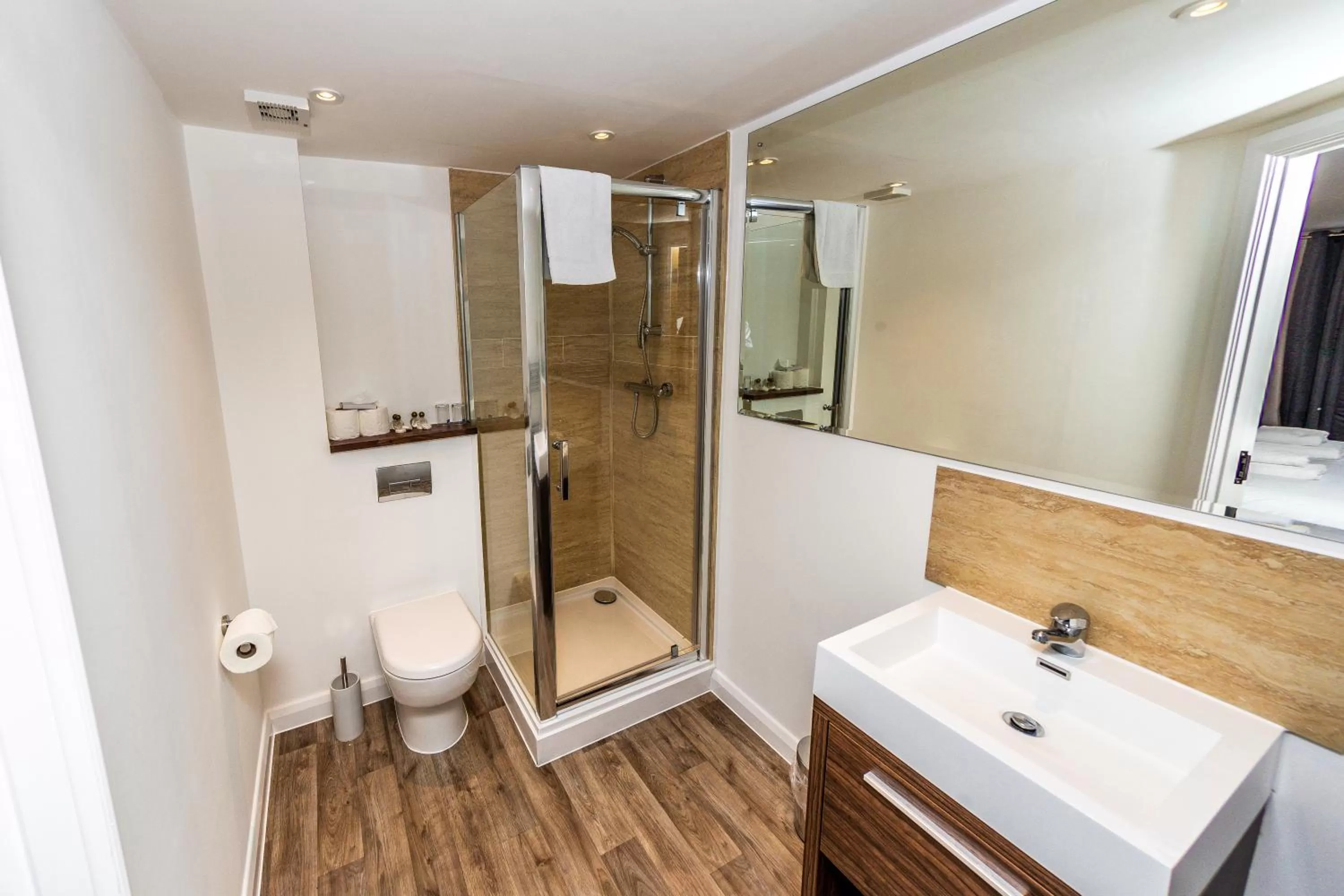 Shower in The Limes Country Lodge Hotel & Admiral Restaurant