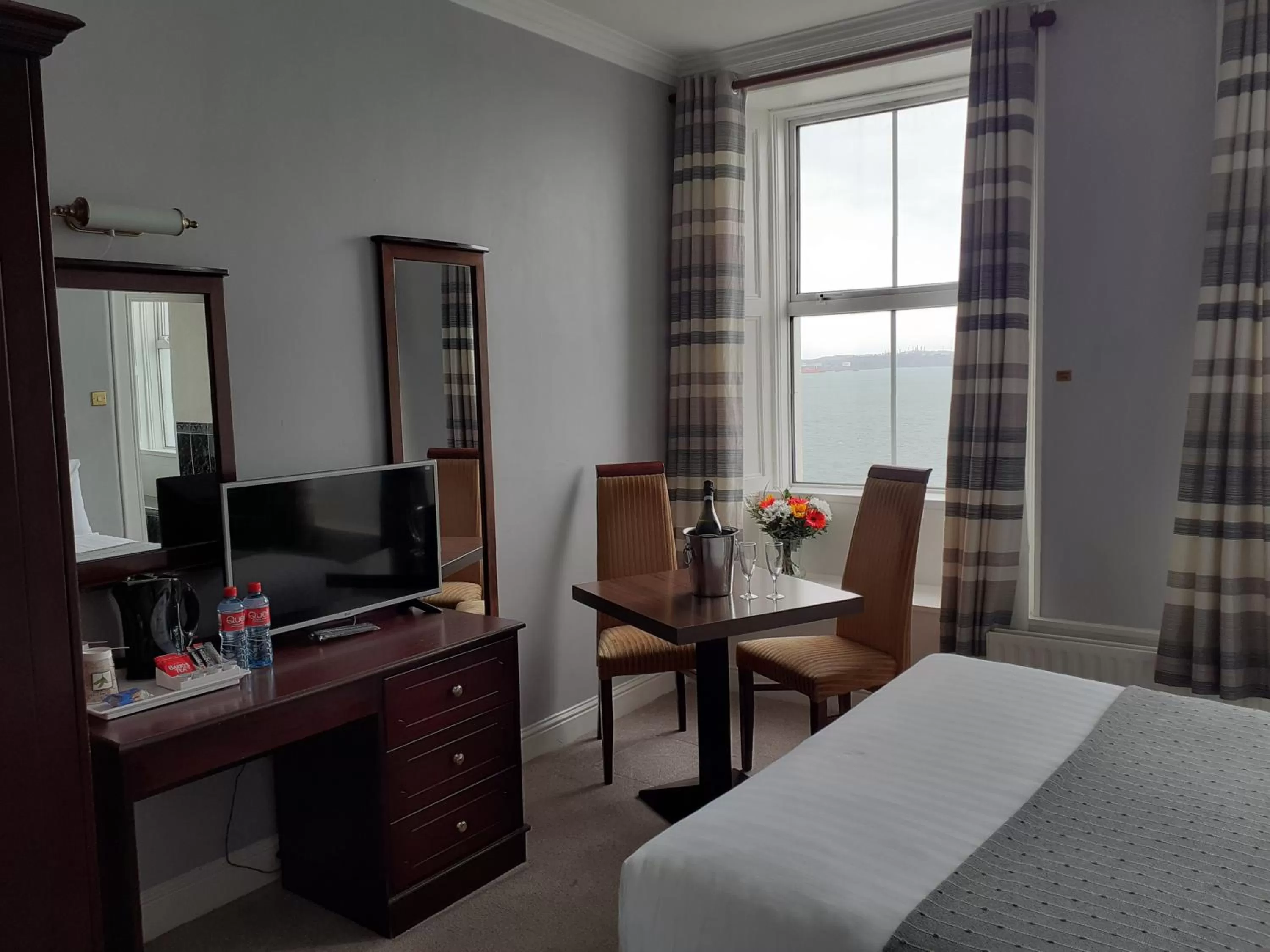 Seating area, Bed in Commodore Hotel