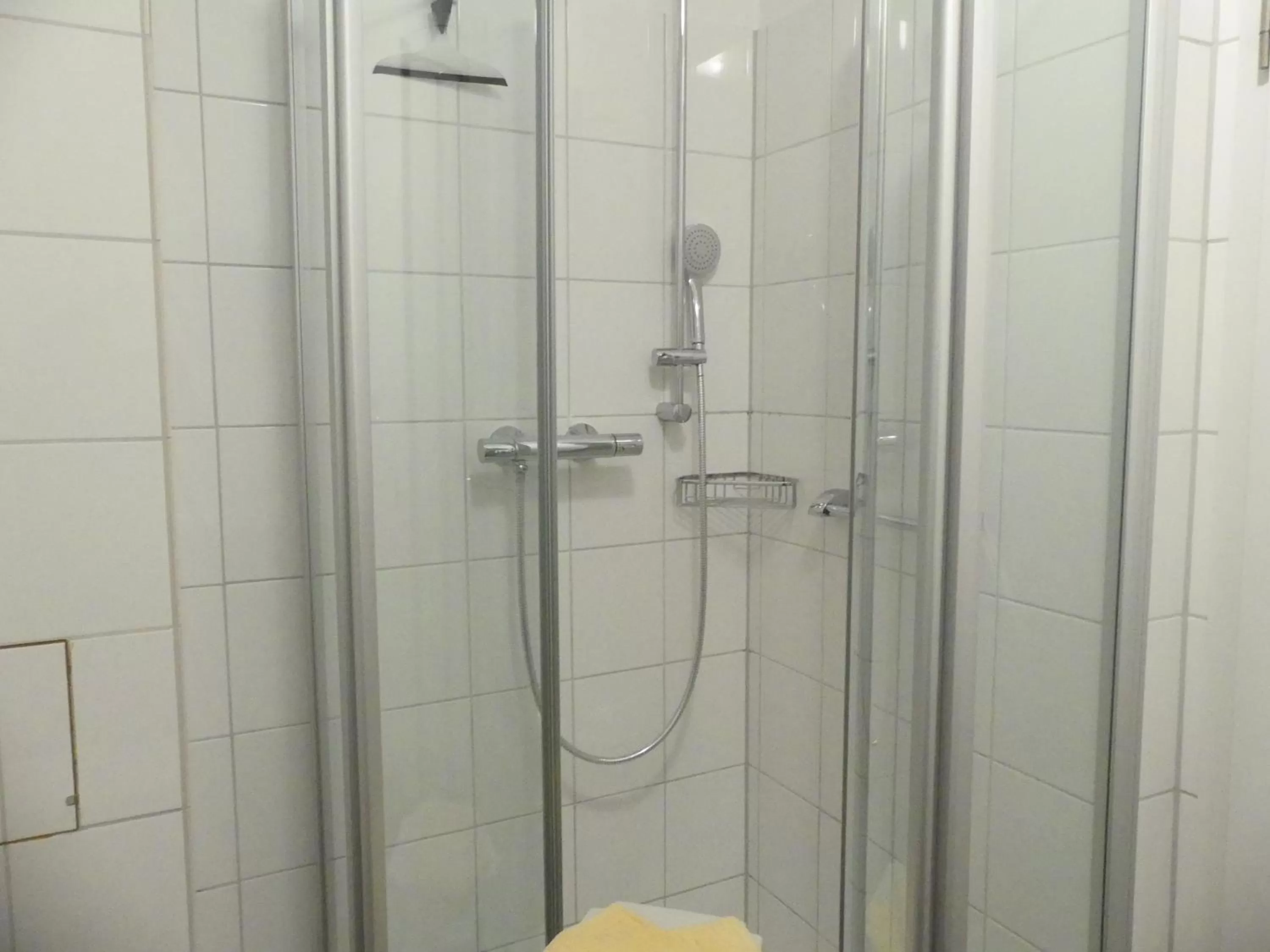 Shower, Bathroom in Apartmenthaus Binzer Sterne