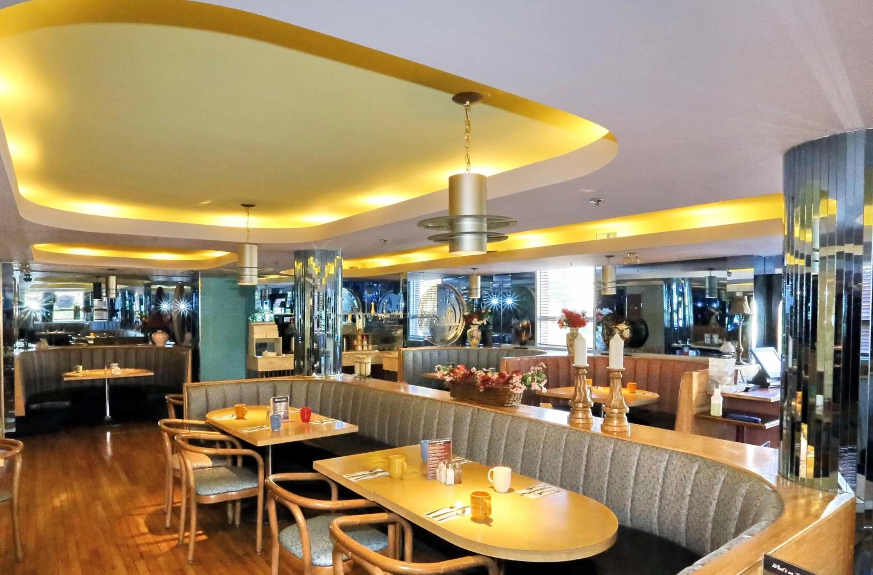 Restaurant/places to eat in James Bay Inn Hotel, Suites & Cottage