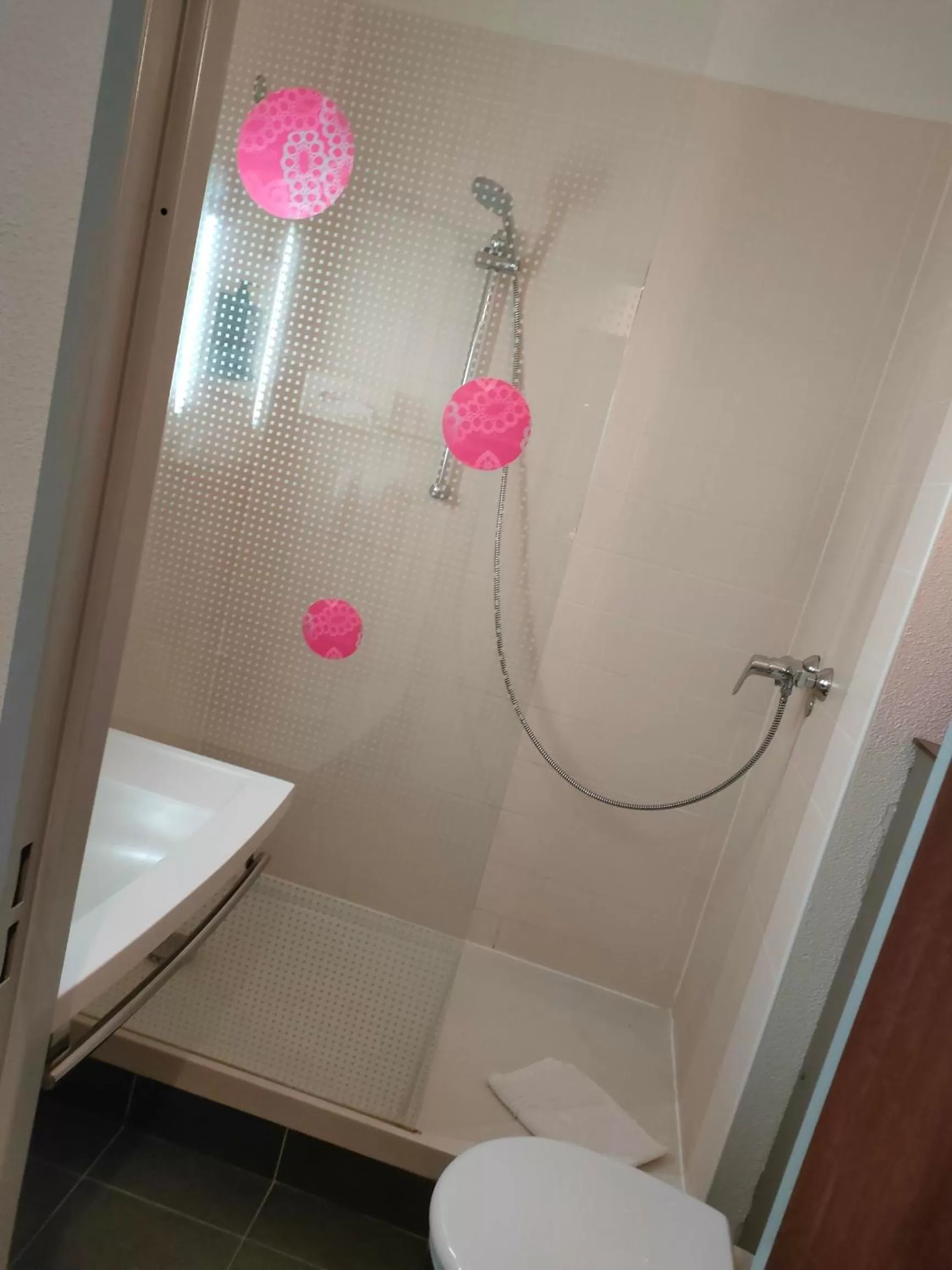 Shower in ibis Styles Bethune Bruay la Buissière