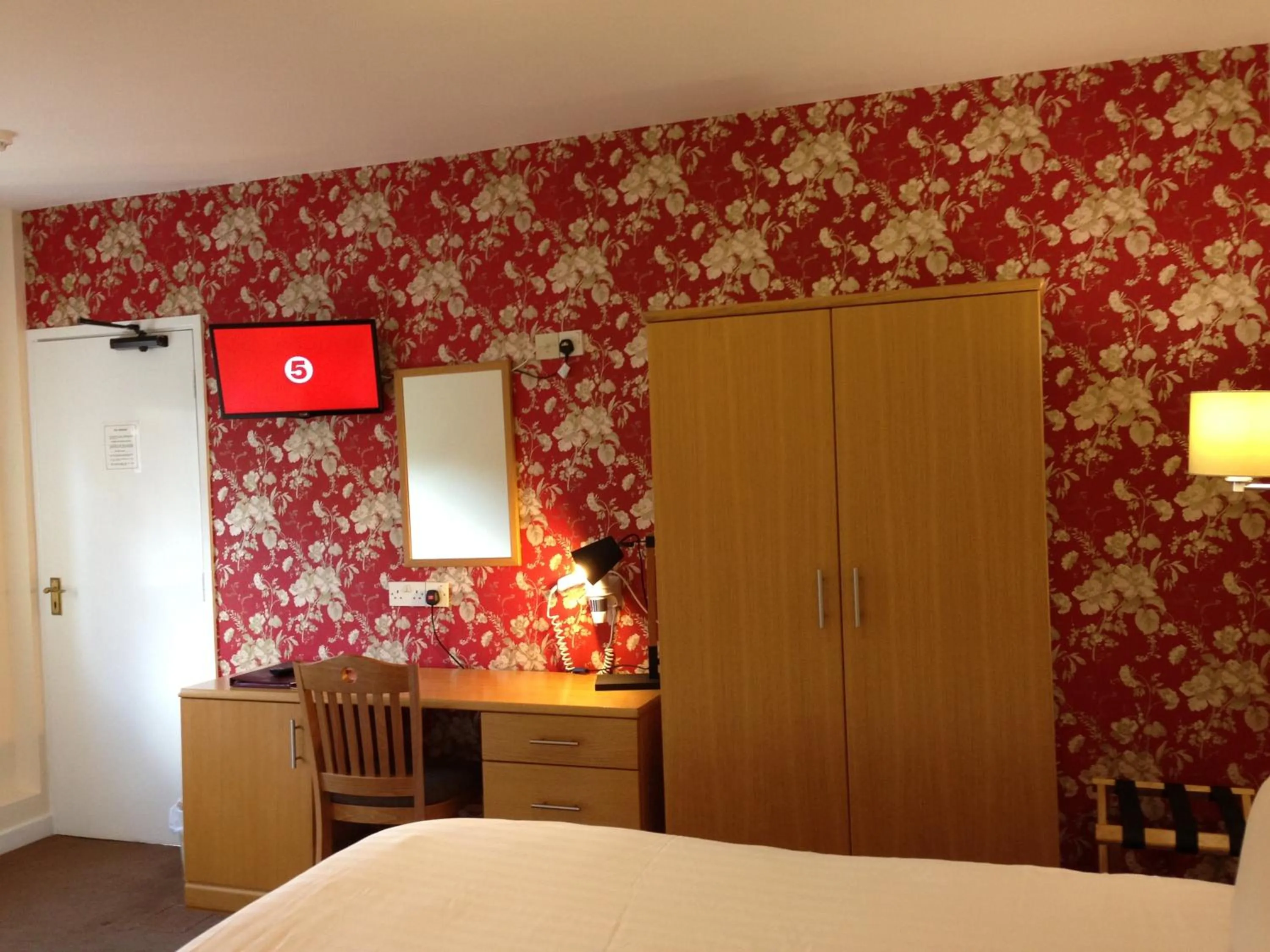 Bedroom, Bed in Ely House Hotel