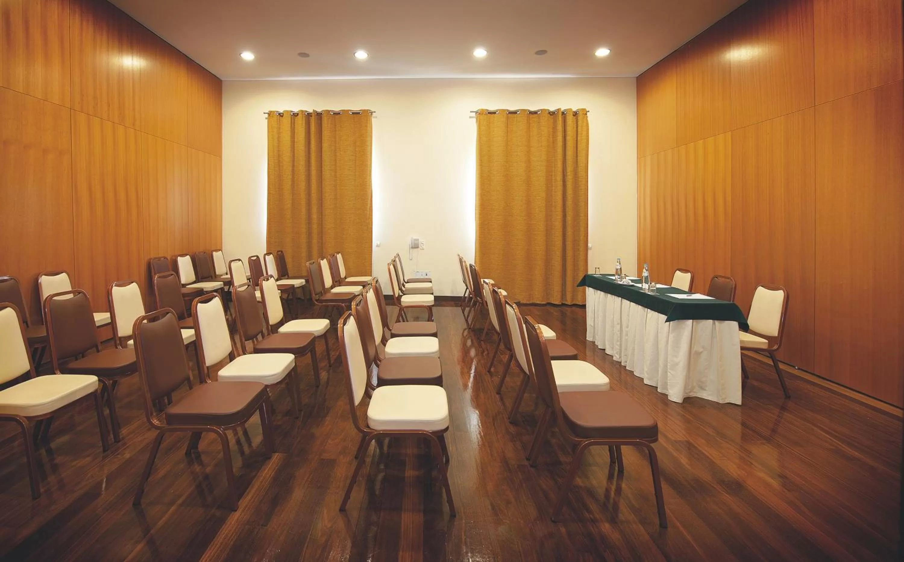 Business facilities in Vila Gale Santa Cruz