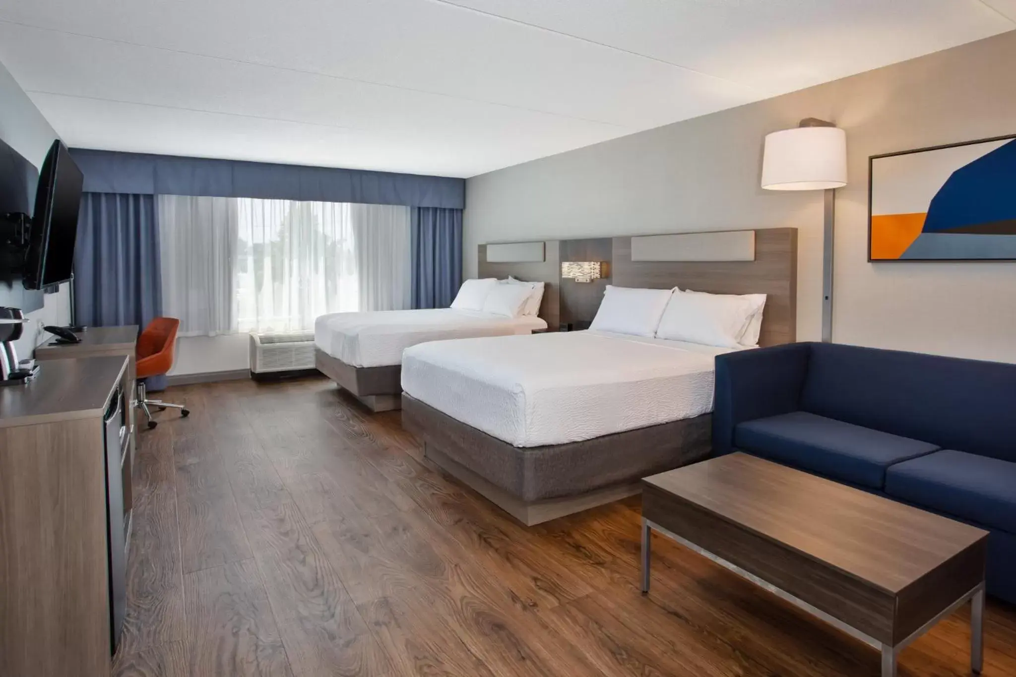 Standard Queen Room with Two Queen Beds and Roll-In Shower - Mobility Access in Holiday Inn Express Kingston Central by IHG Standard Queen Room with Two Queen Beds and Roll-In Shower - Mobility Access in Holiday Inn Express Kingston Central by IHG
