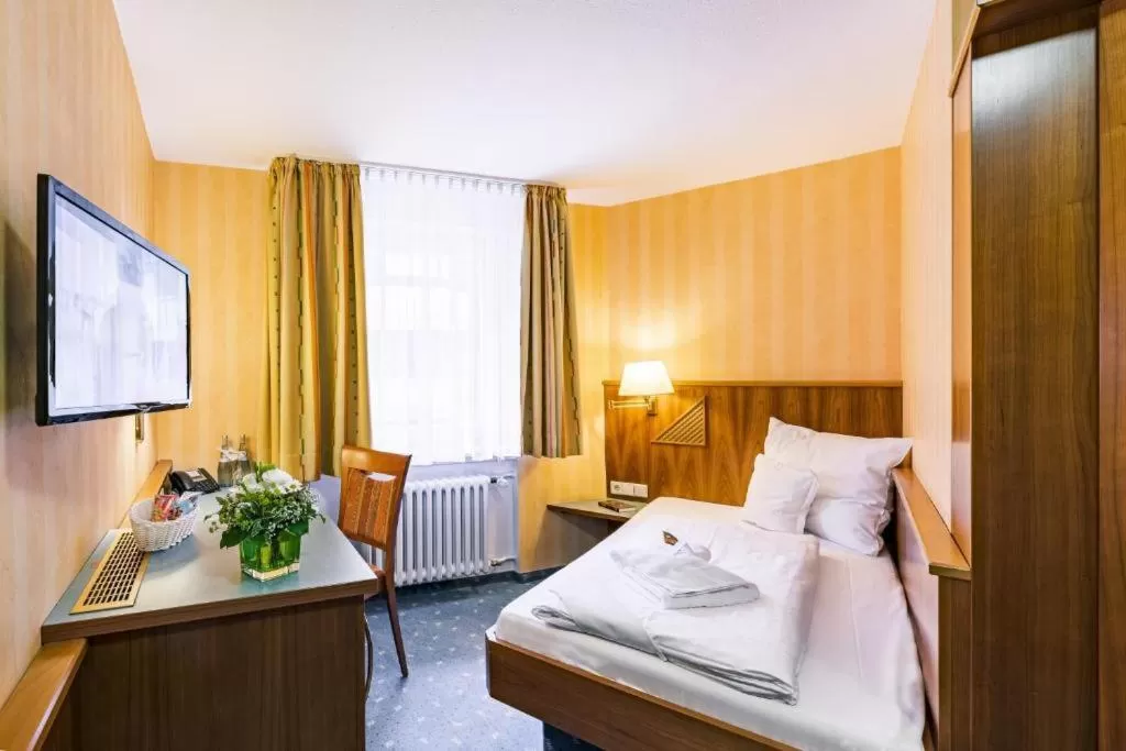 Photo of the whole room, Bed in Hotel Wartburg