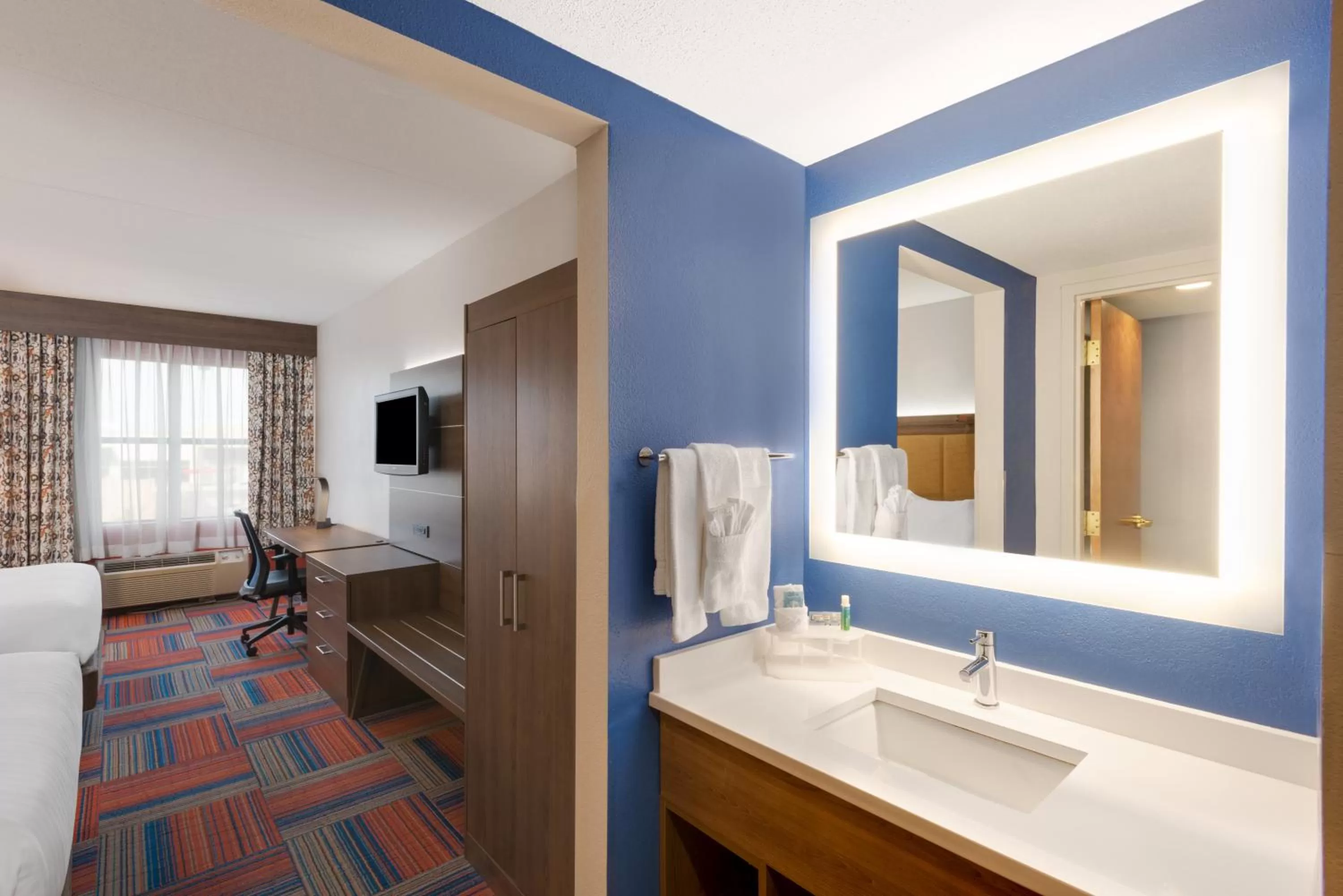 Photo of the whole room, Bed in Holiday Inn Express Cambridge by IHG