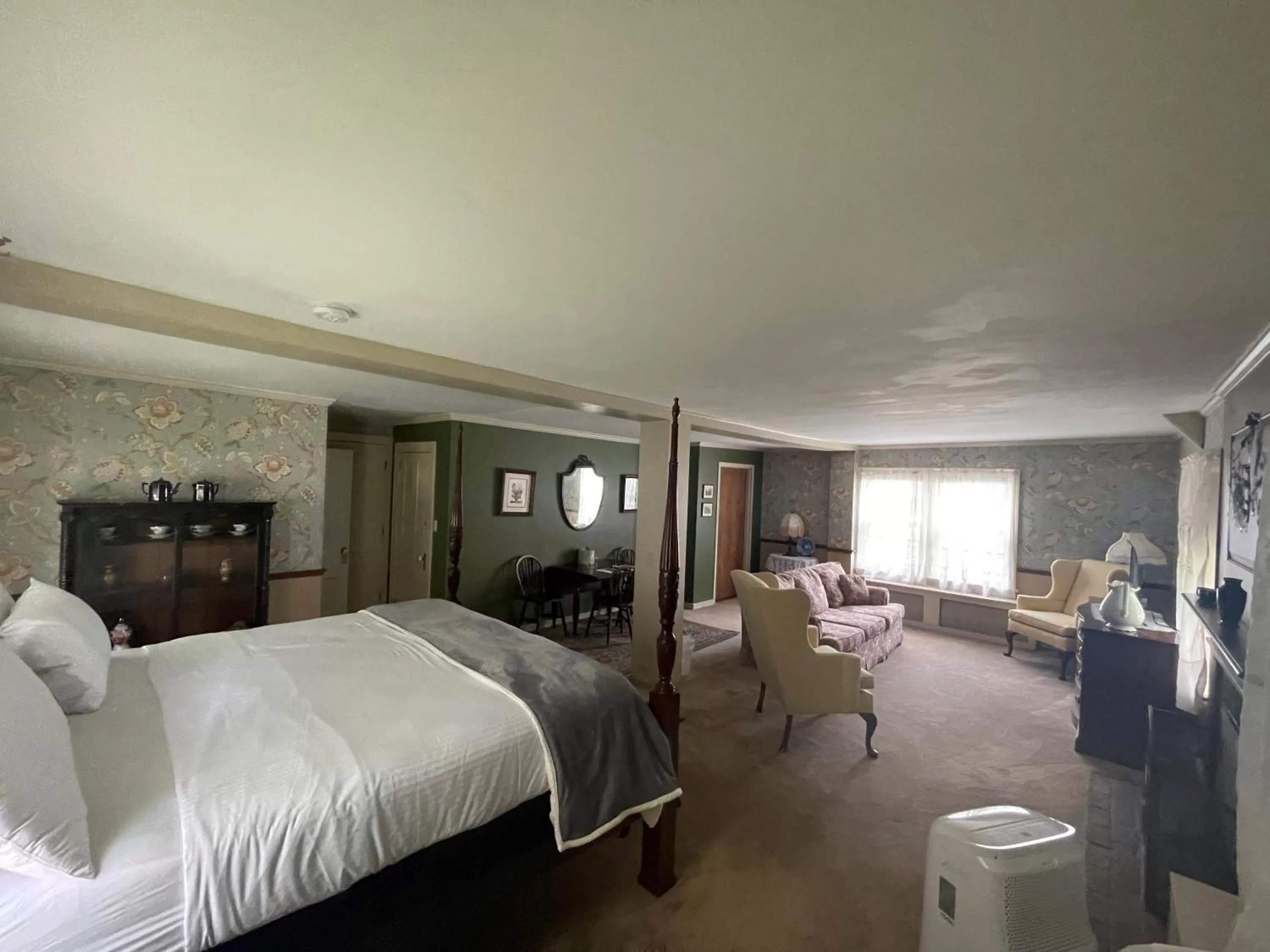 Photo of the whole room, Bed in Arlington Inn & Spa