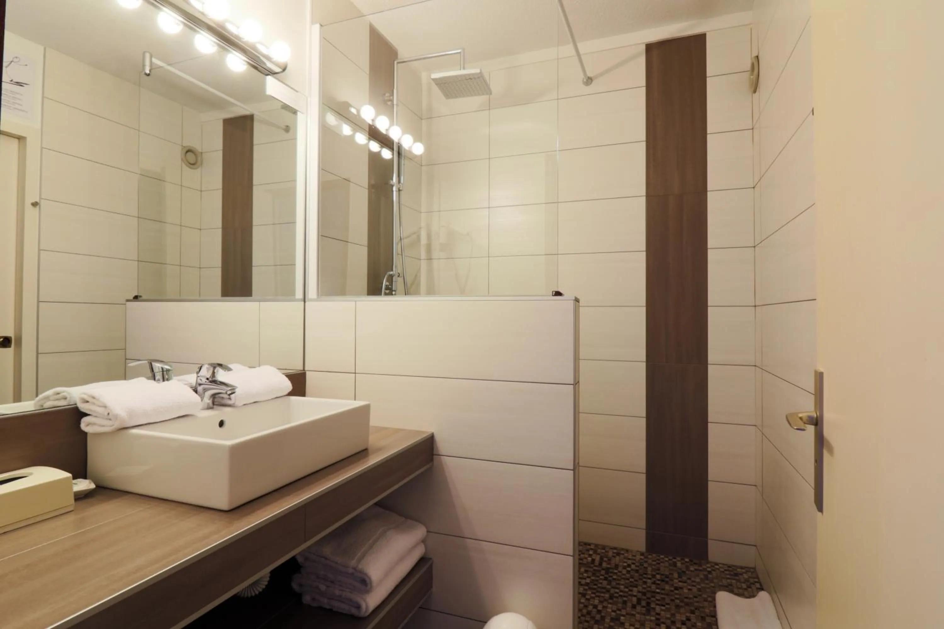 Shower in Le Floréal