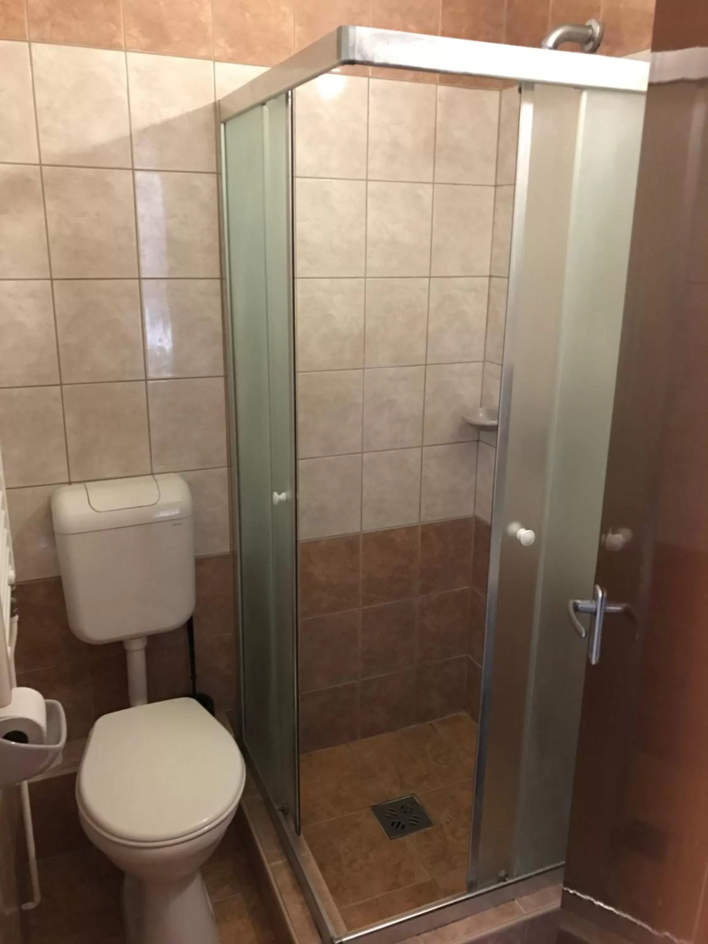 Bathroom in Romantik Étterem - Panzió