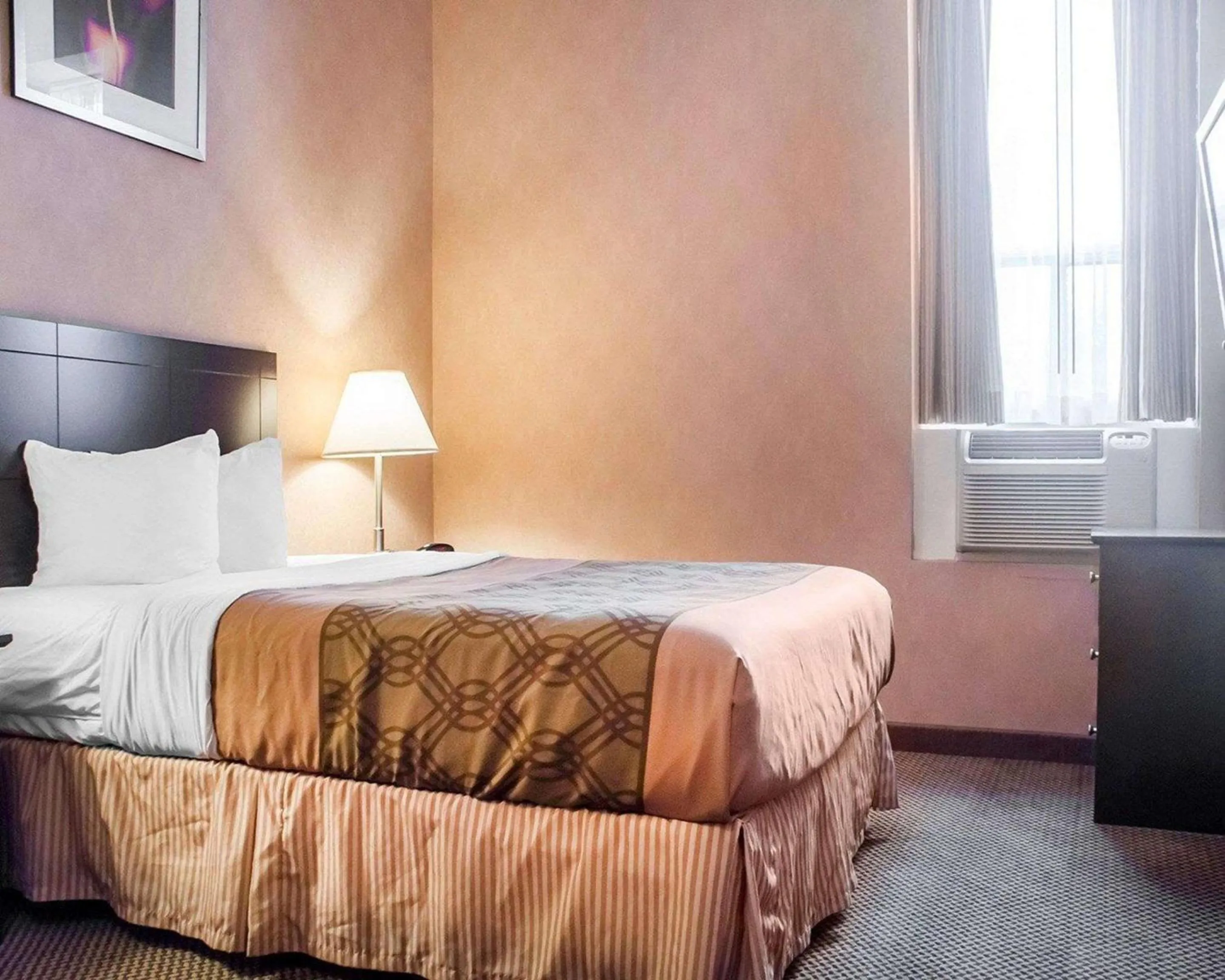 Bedroom, Bed in Econo Lodge Woodstock