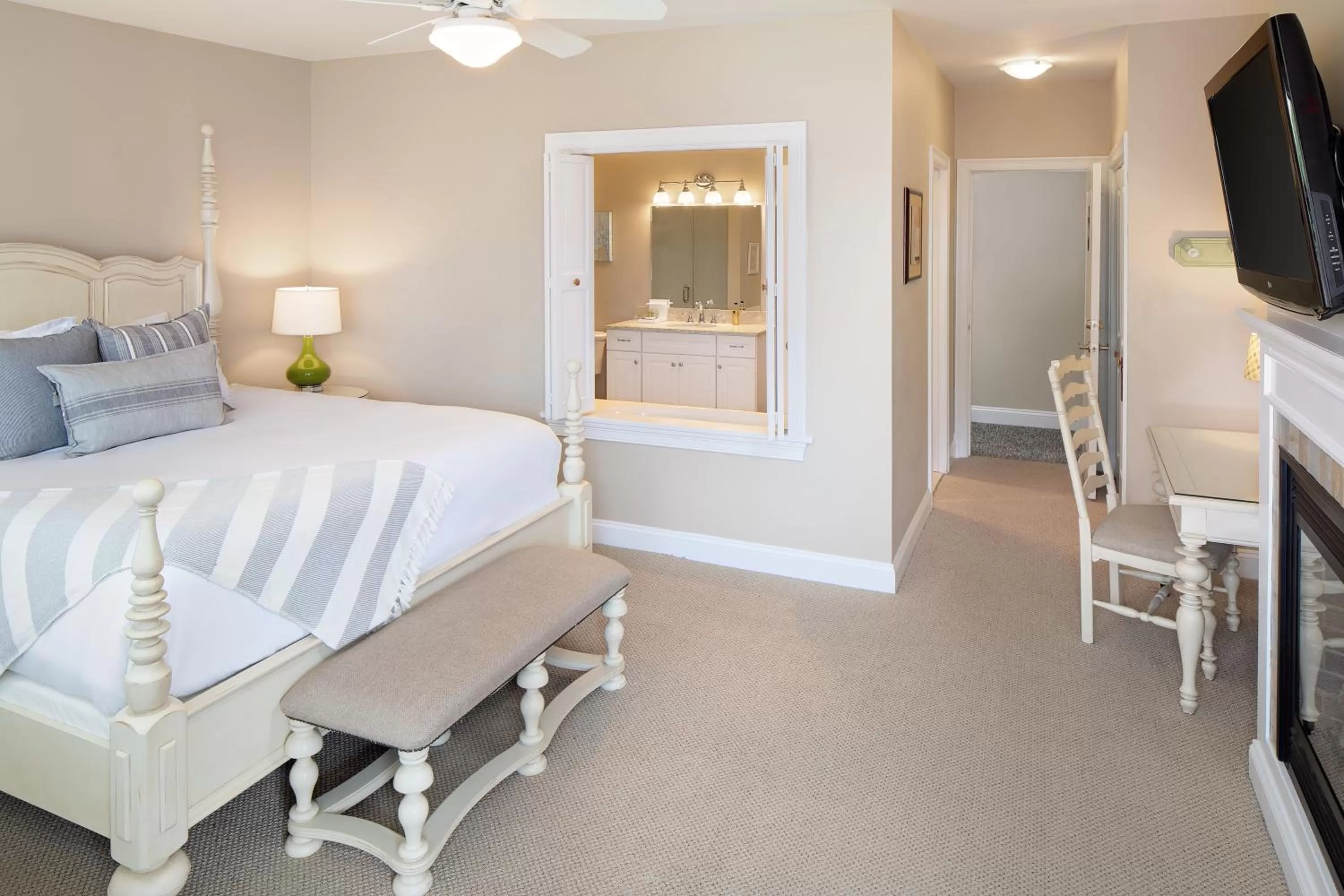 Bed in Inn at Harbor Hill Marina