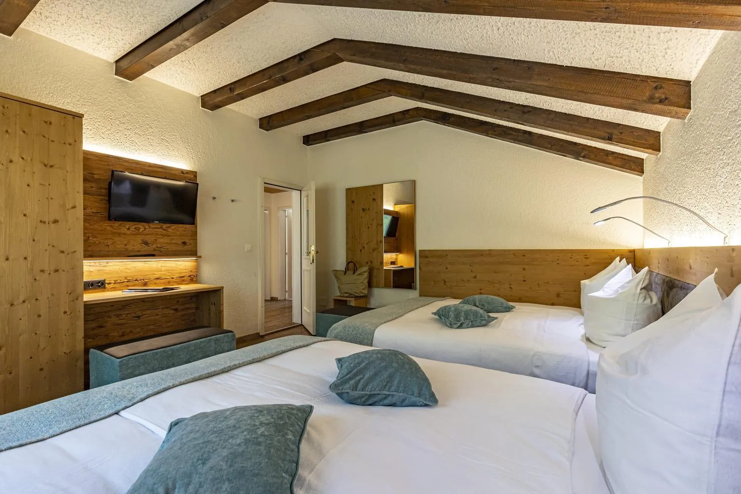 Toilet, Bed in Hotel Hemizeus & Iremia Spa