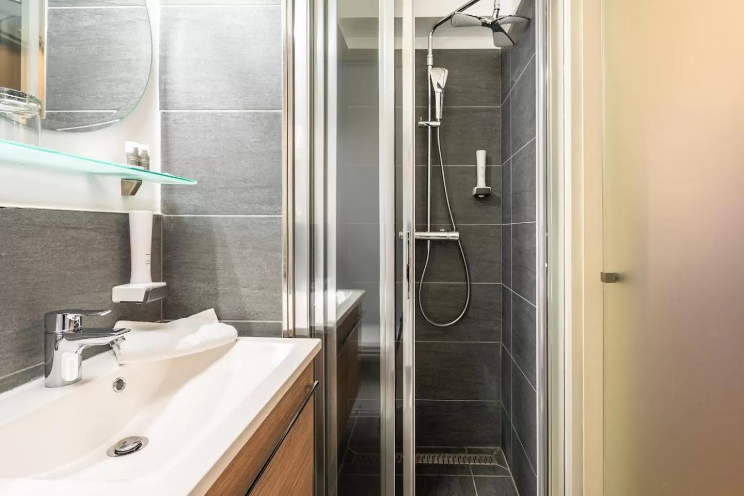 Shower in Das Reinisch Just Rooms