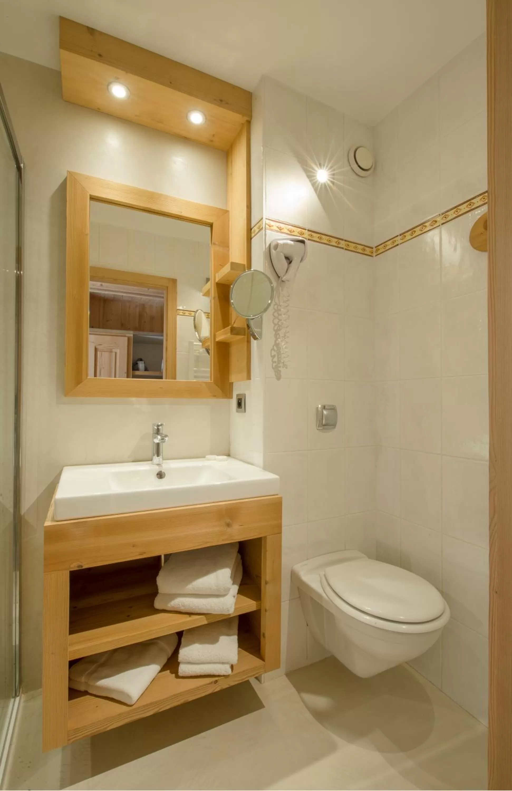 Toilet in Hotel le Petit Dru