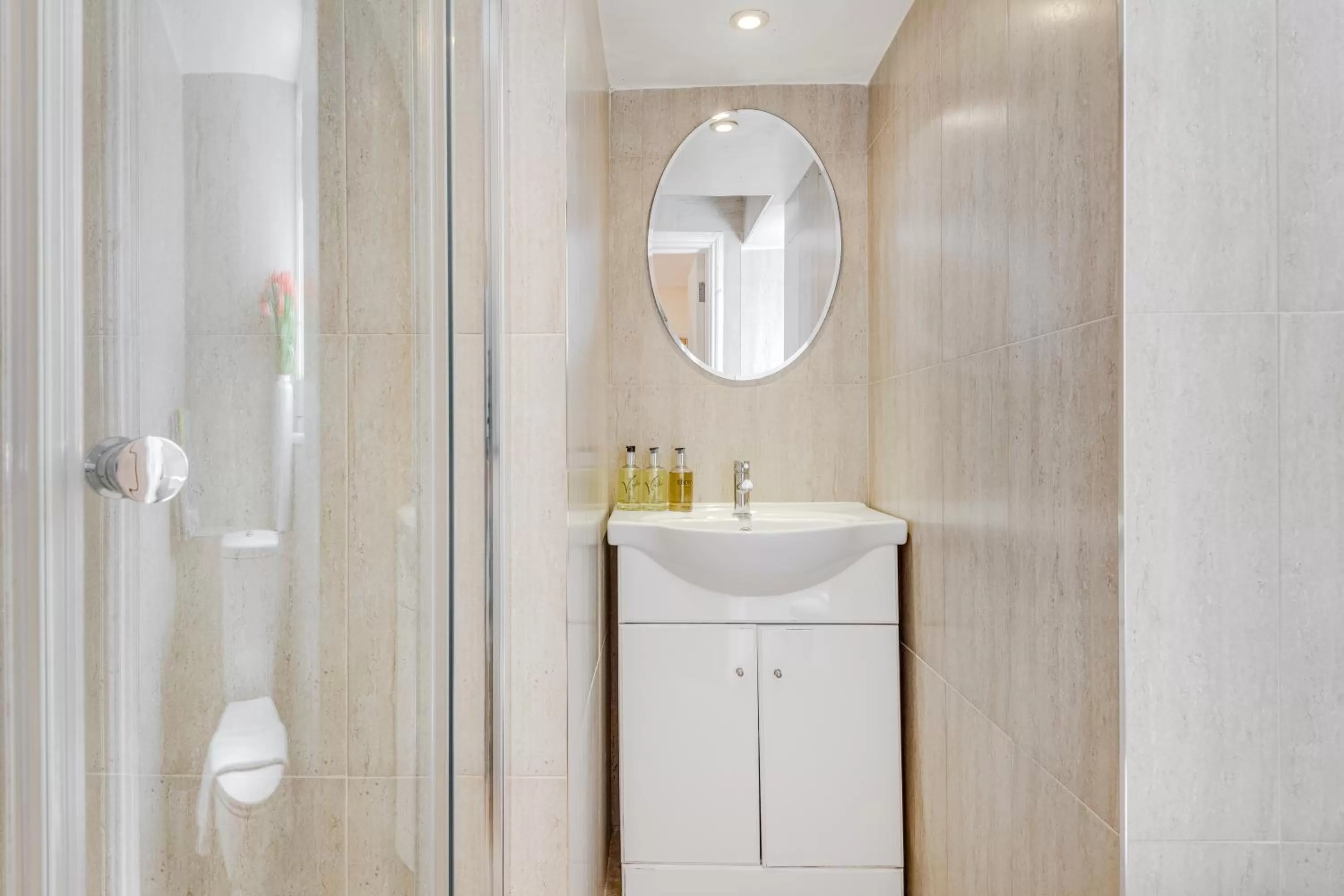 Shower in 1 Lexham Gardens Hotel