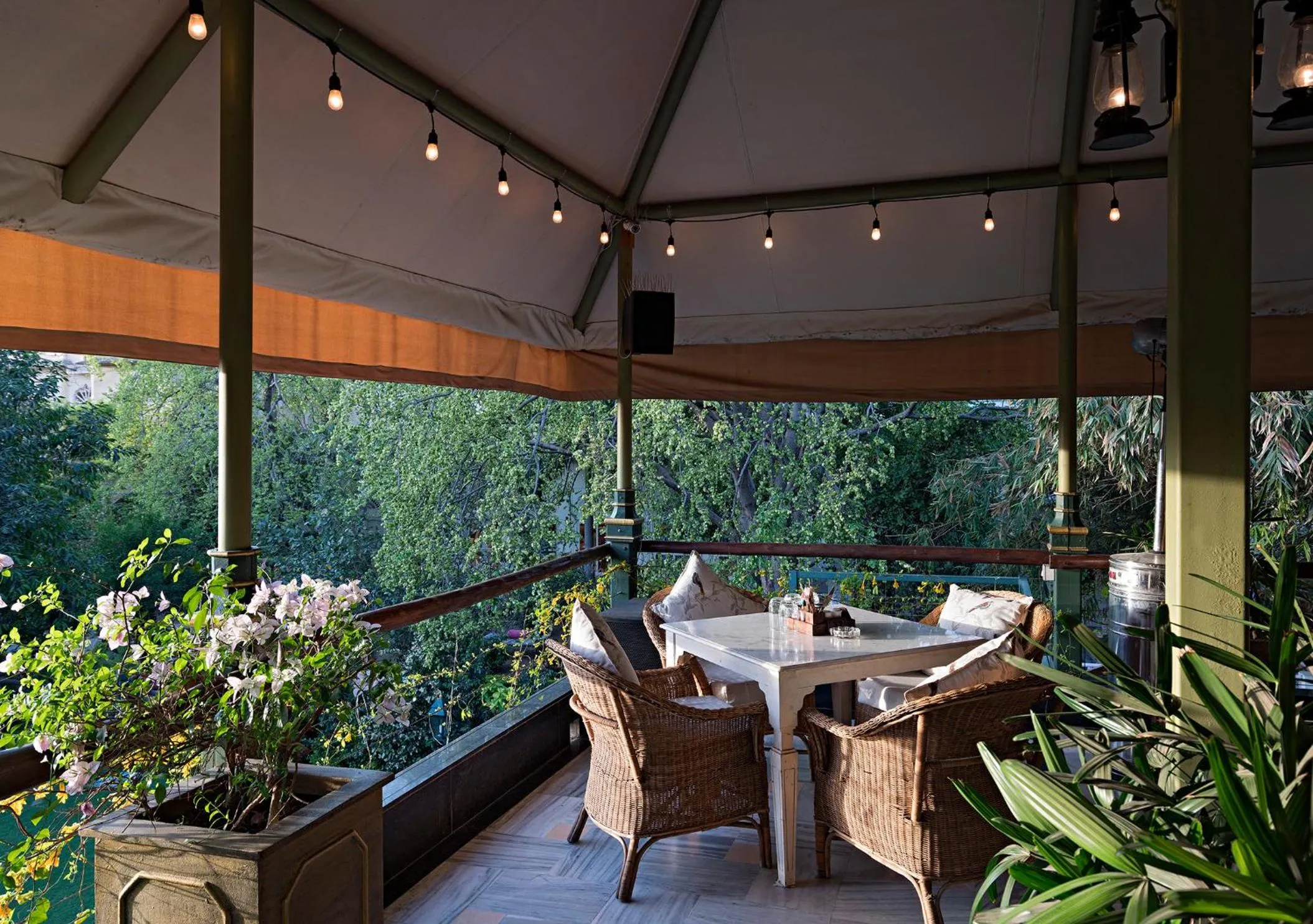 Restaurant/places to eat in Hotel Narain Niwas Palace