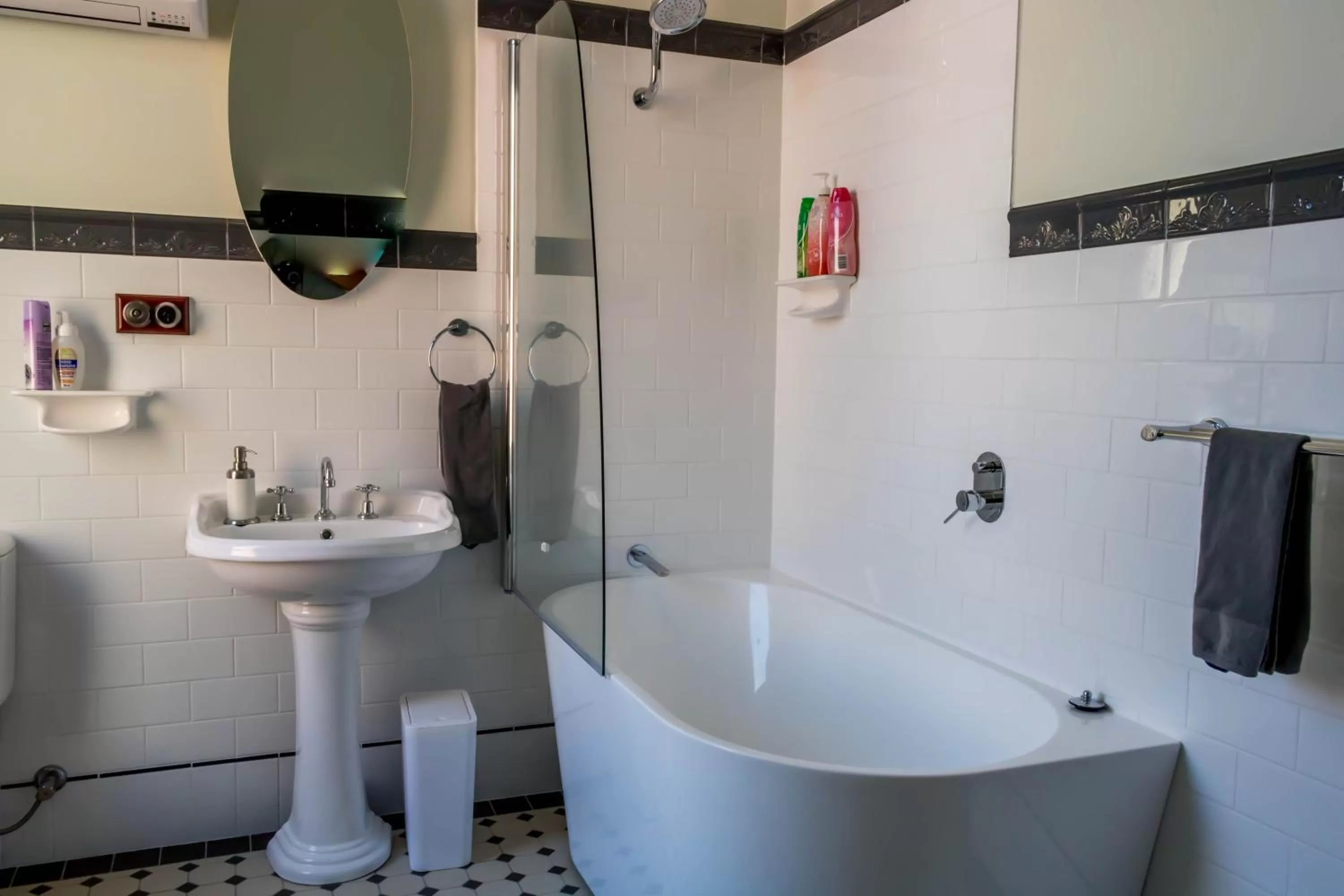 Shower in Fremantle Bed & Breakfast