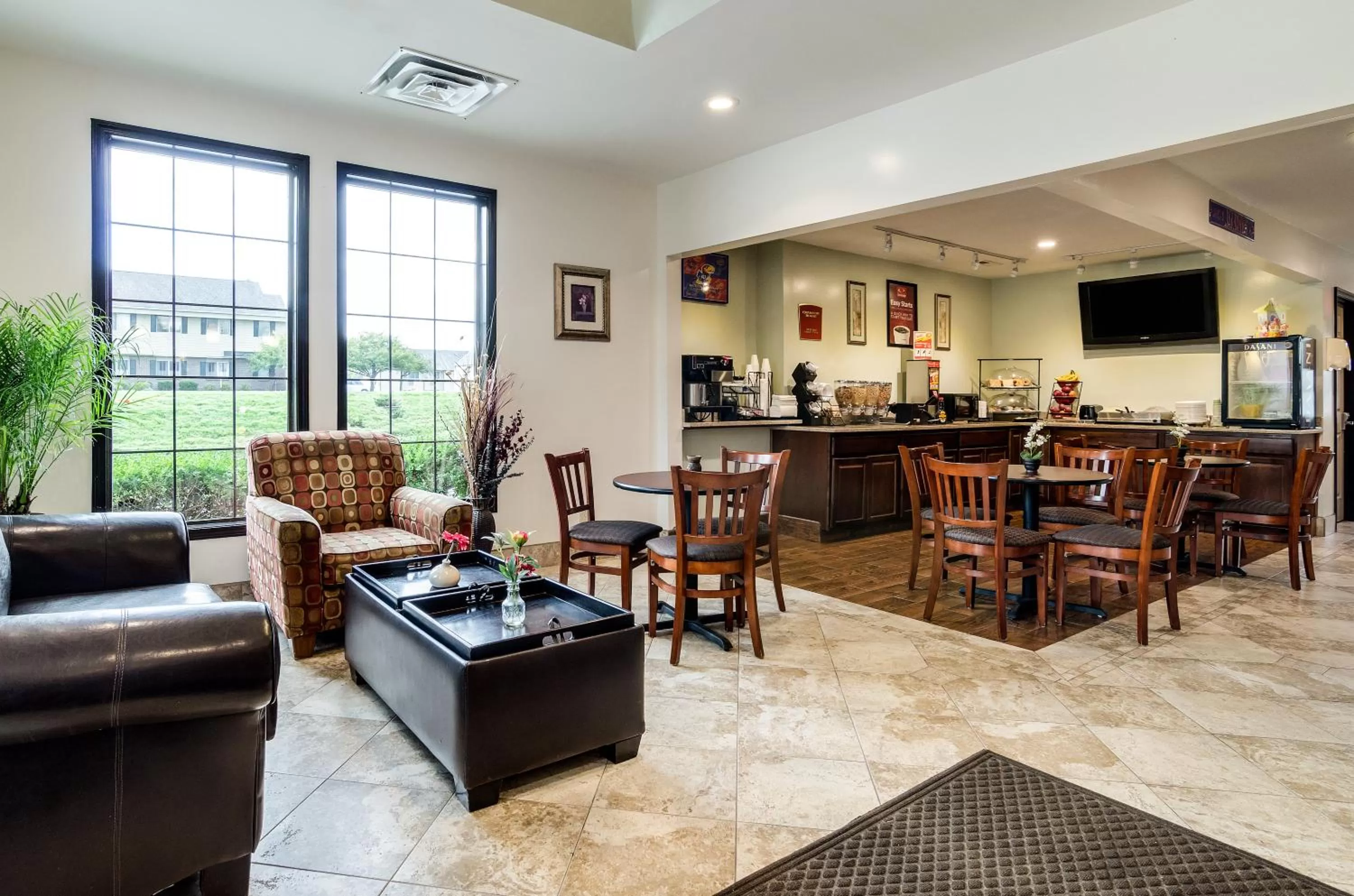 Dining area in Econo Lodge Lawrence near University