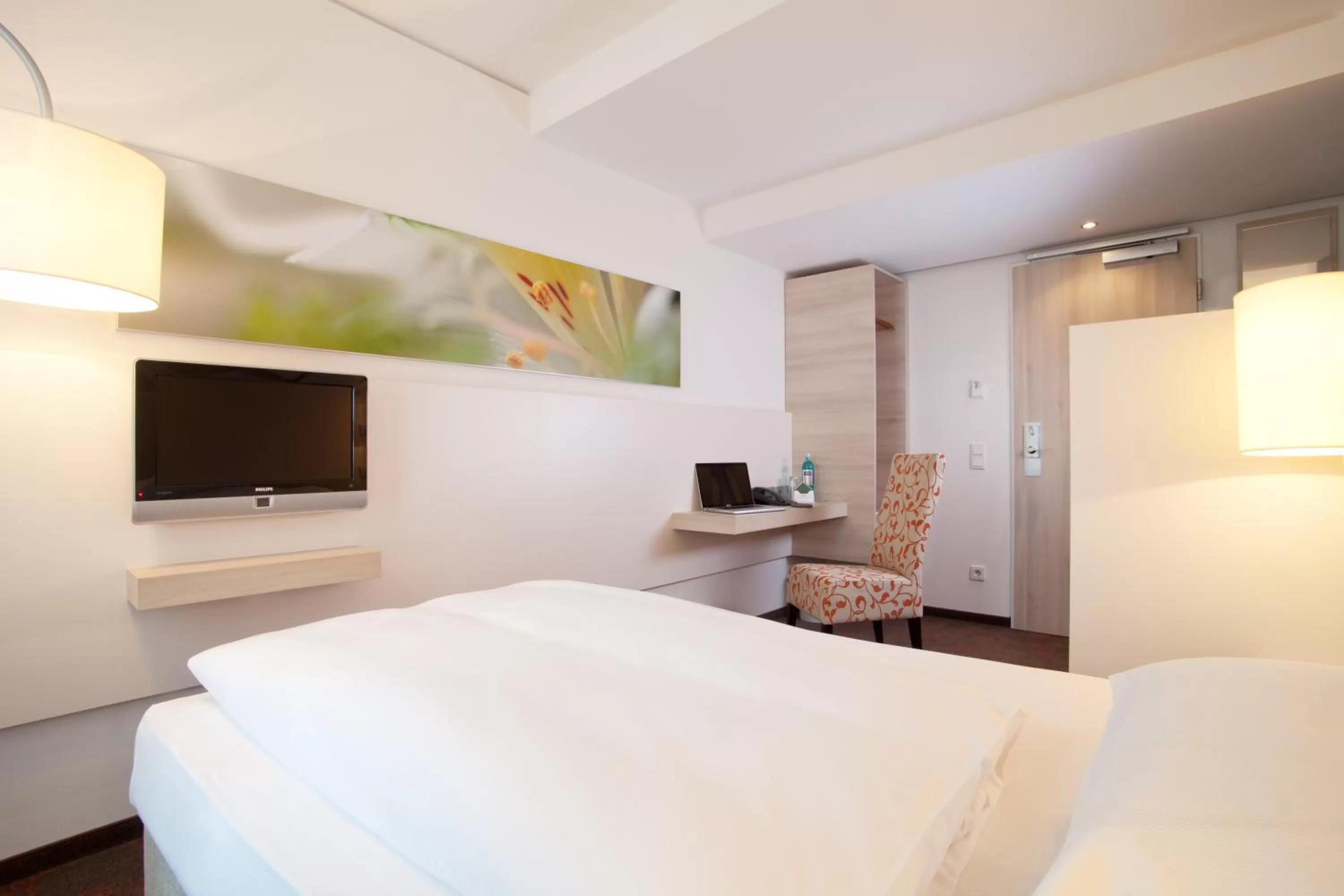 Photo of the whole room, Bed in H+ Hotel München