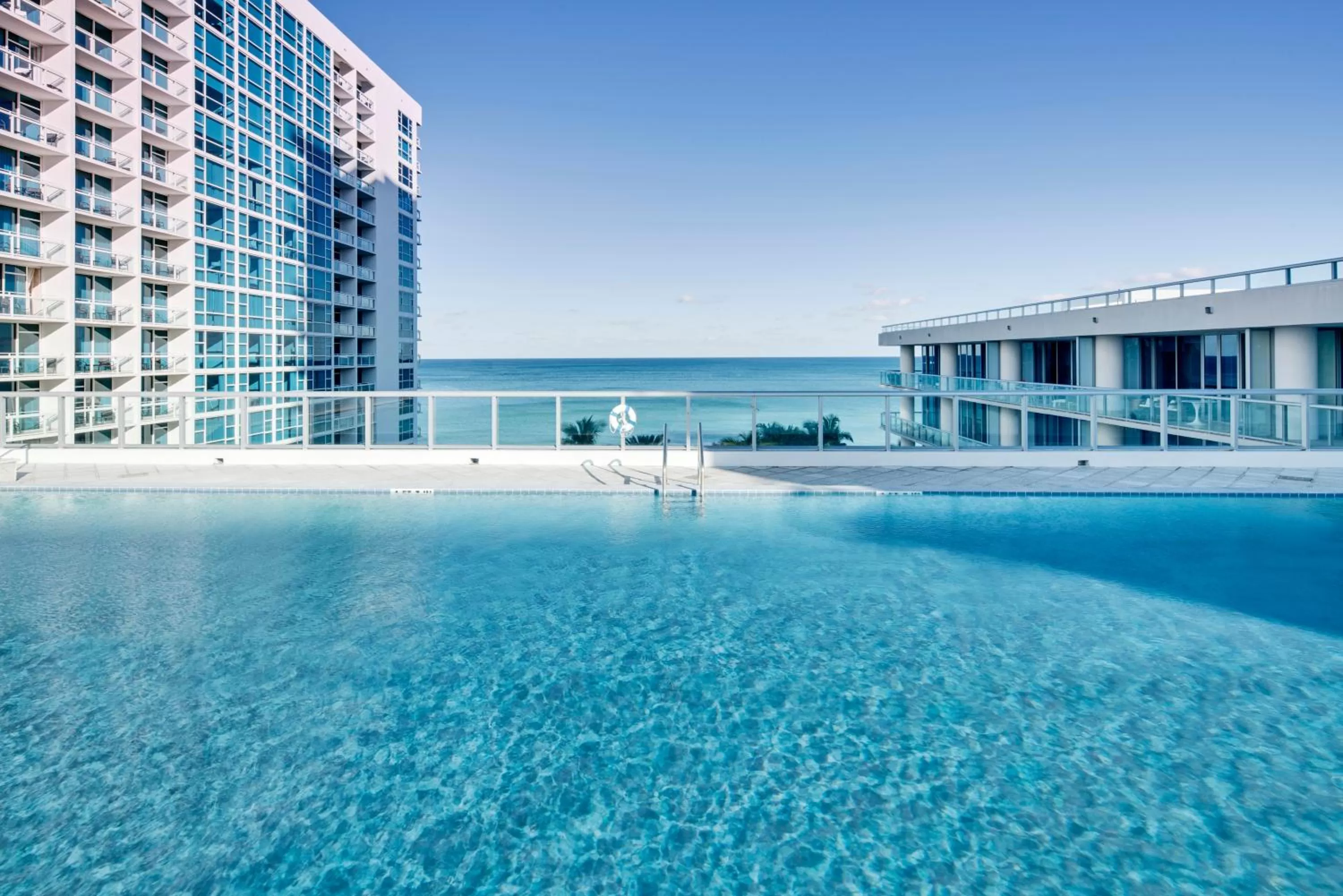 Swimming pool in Carillon Miami Wellness Resort