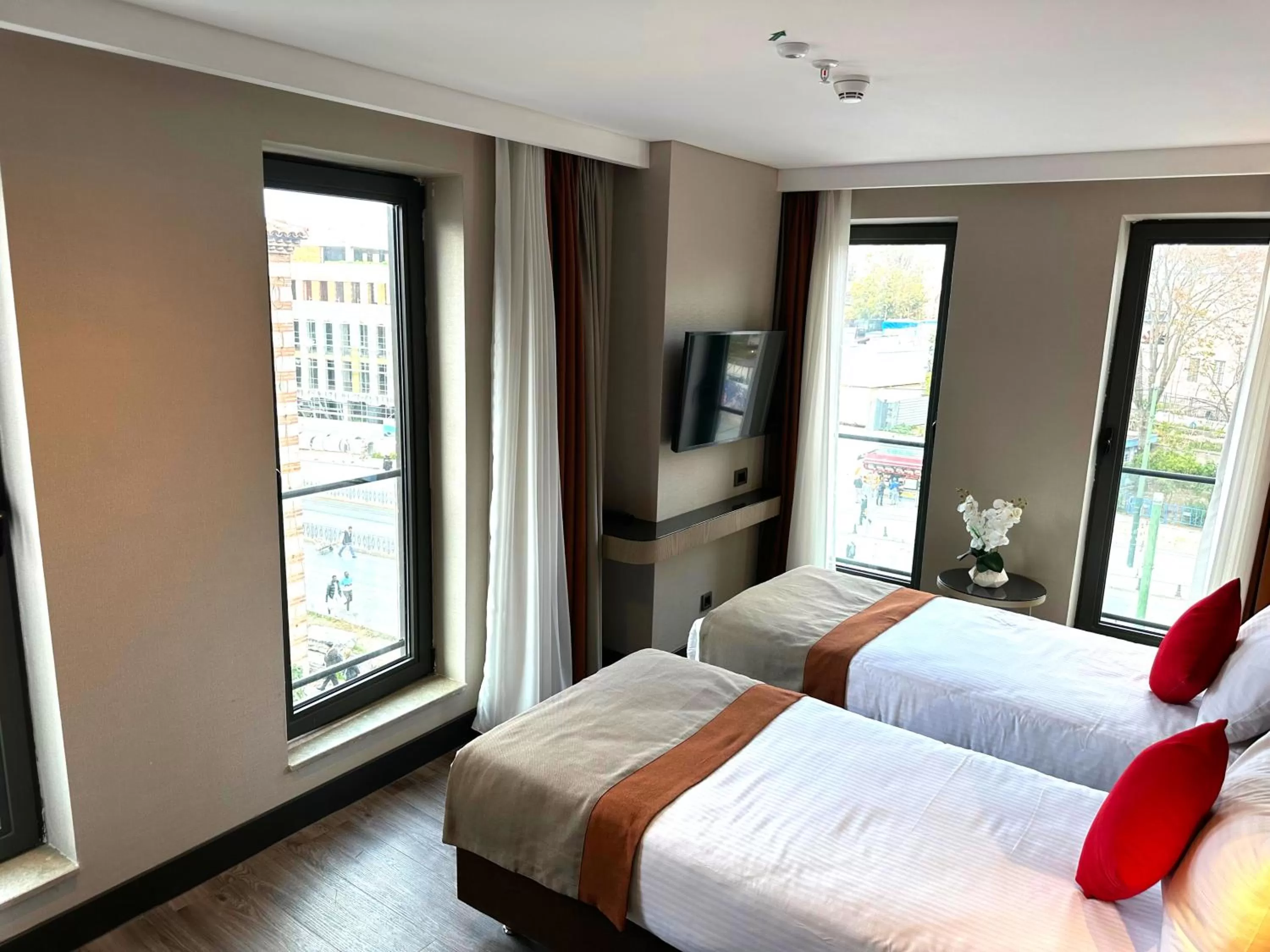 Bed in Edition Old City Hotel