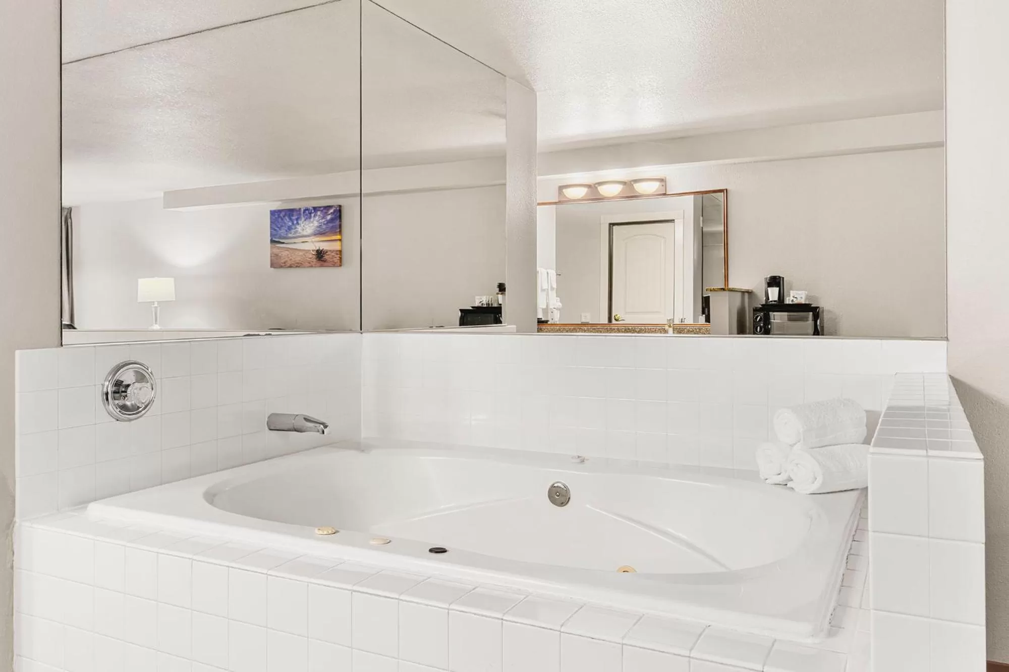 Hot Tub in The Ashley Inn & Suites