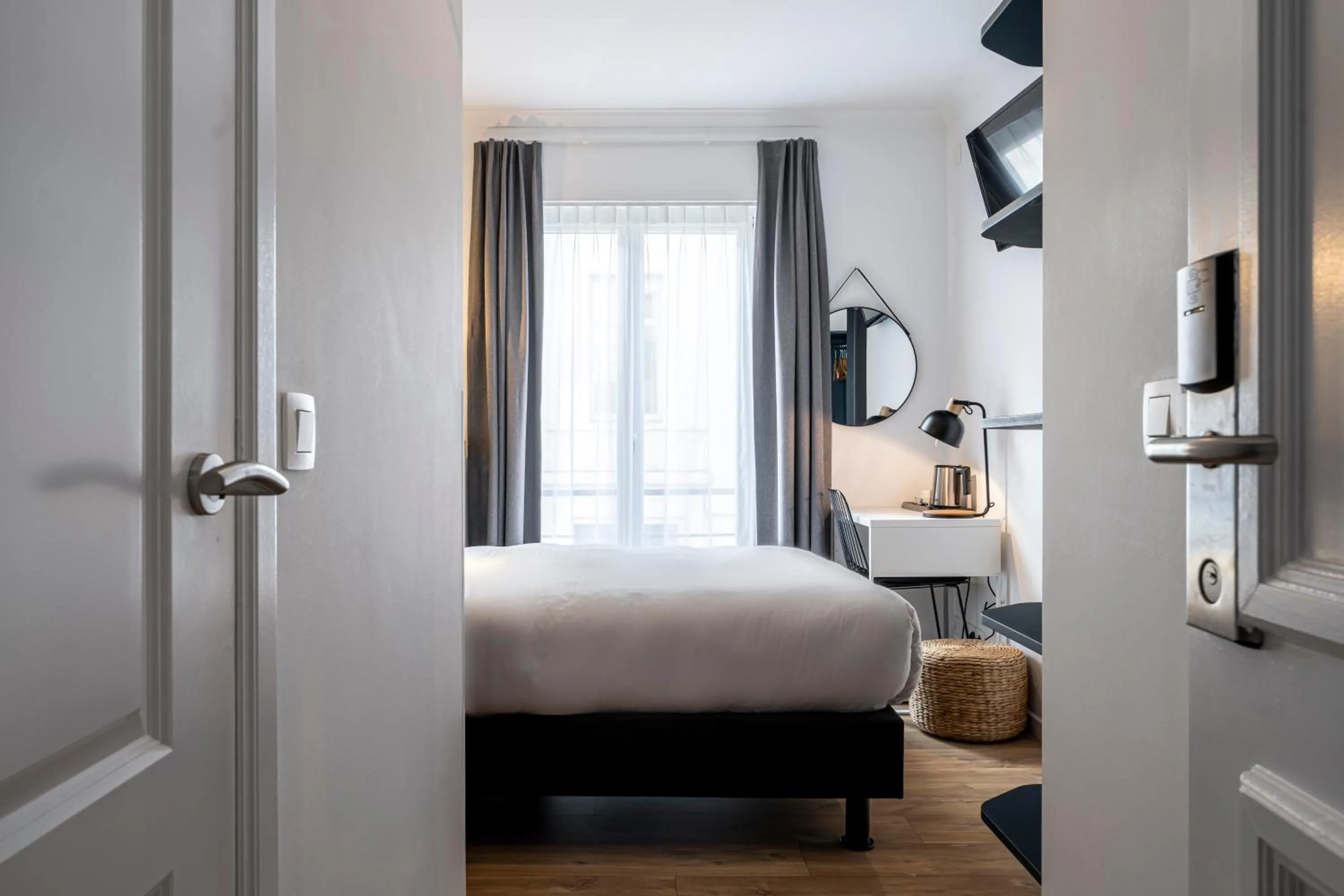 Bedroom, Bed in Beverly Hills Hotel