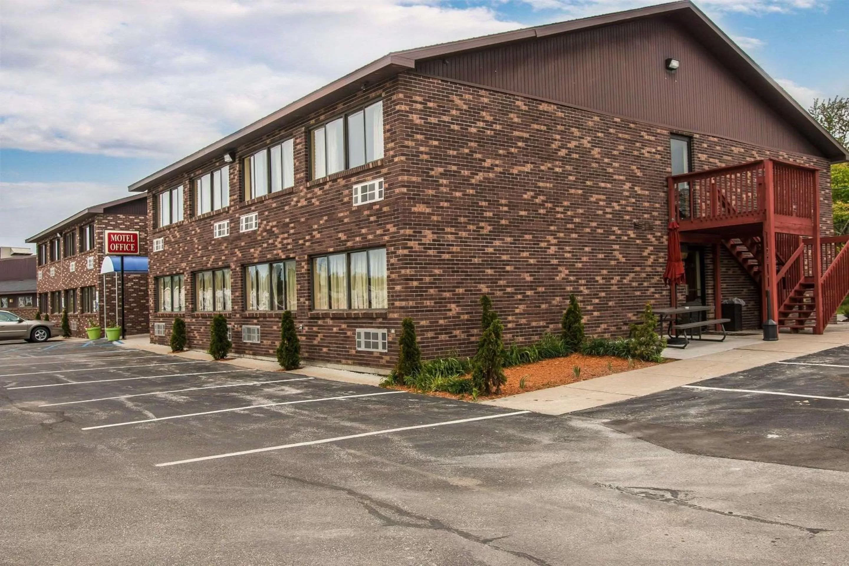 Property building in Rodeway Inn Muskegon Airport