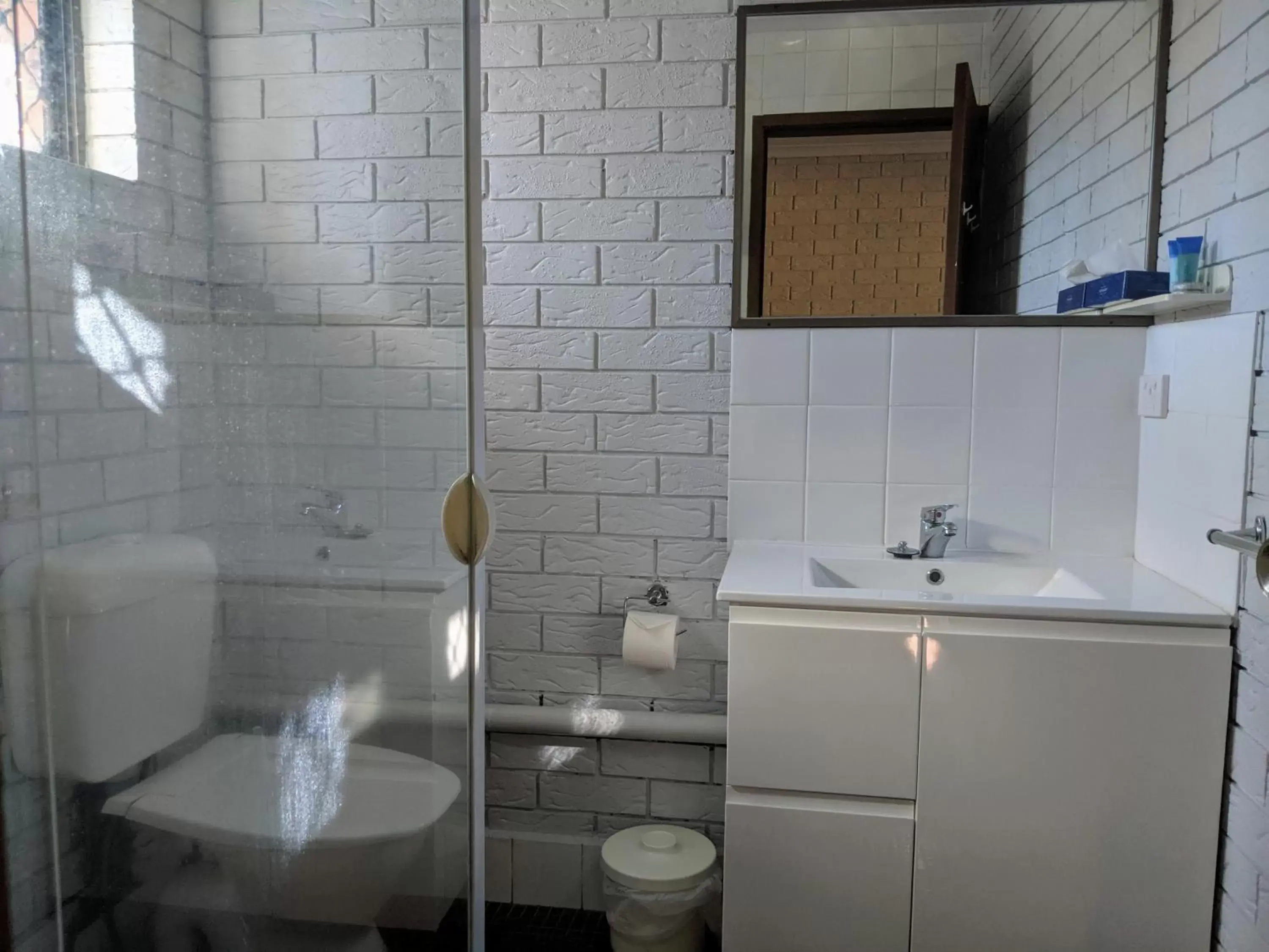 Queen Room in City Lights Motel Queen Room in City Lights Motel