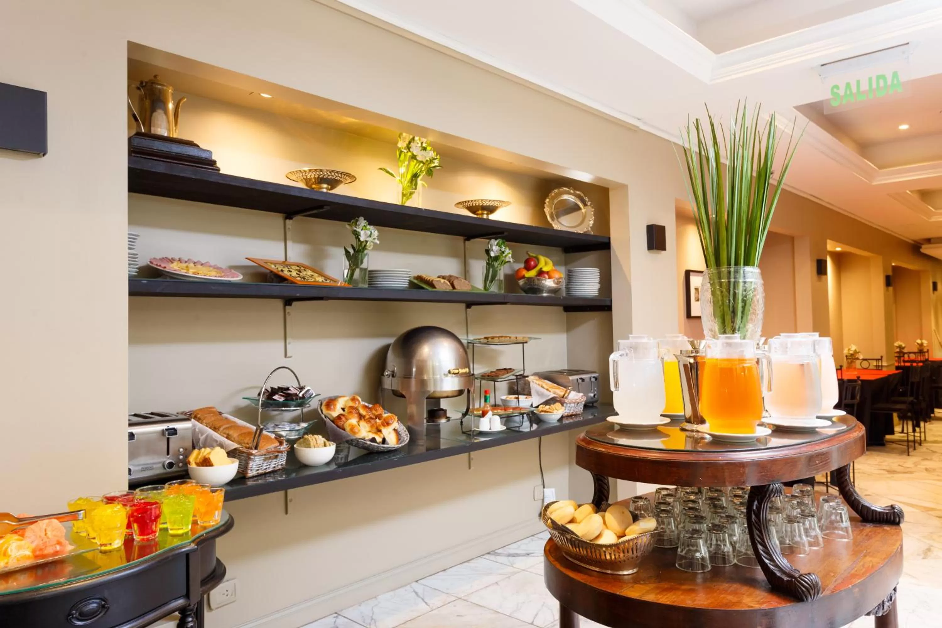 Lounge or bar, Food in Le Cinque Lusso Recoleta