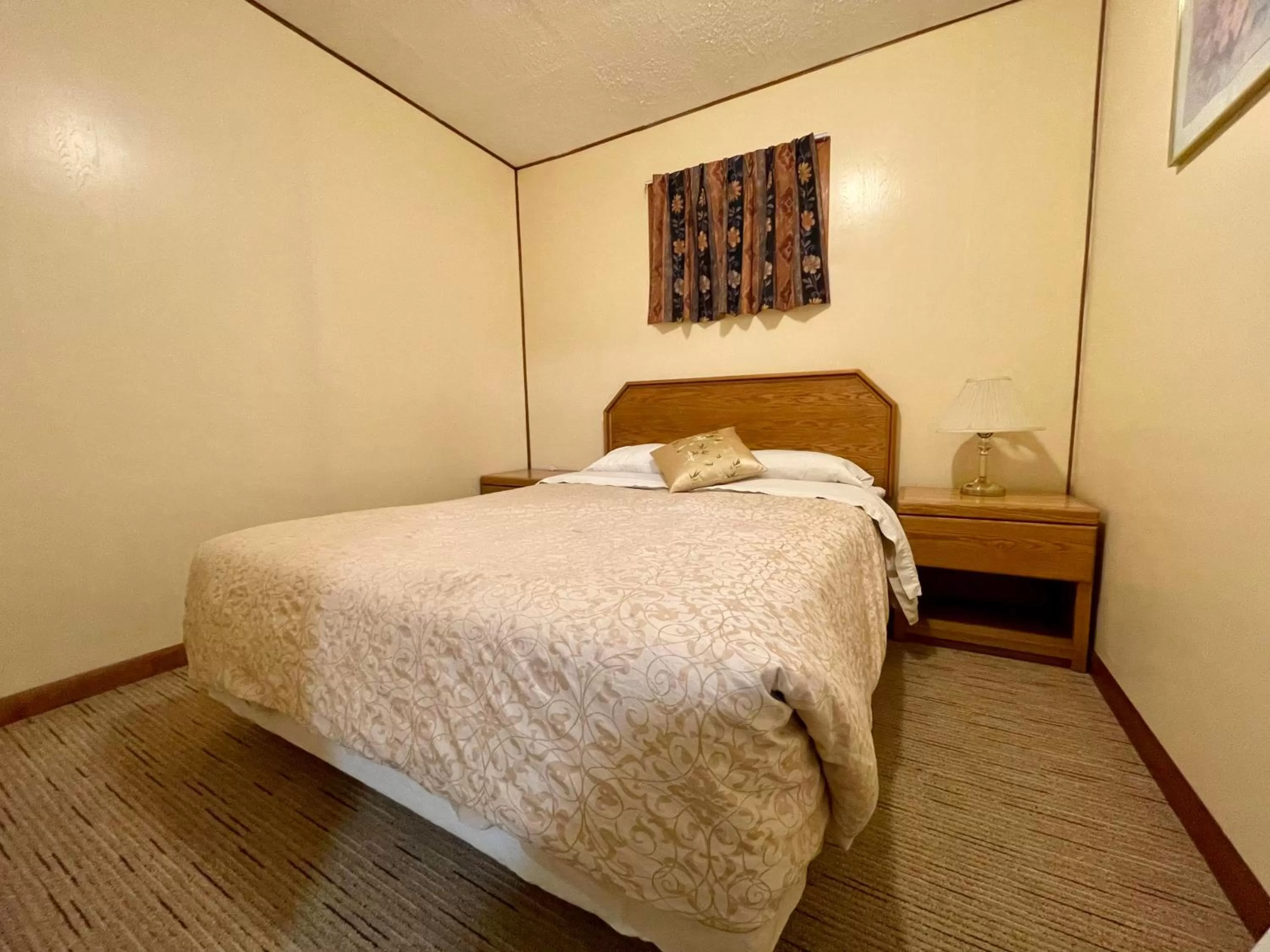 Bedroom, Bed in Valhalla Inn