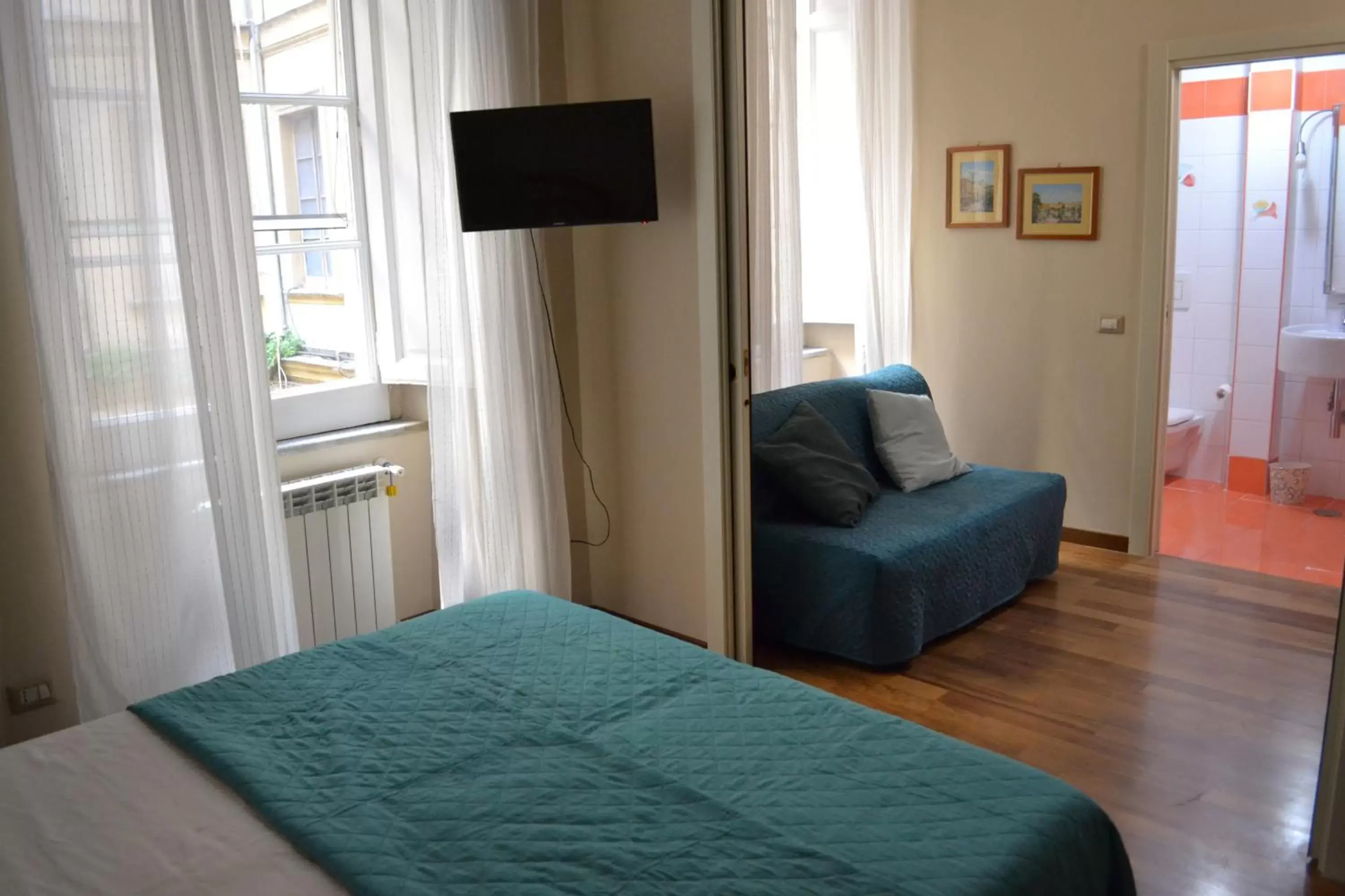 Triple Room with Private Bathroom in Le Stanze di Dolly Triple Room with Private Bathroom in Le Stanze di Dolly