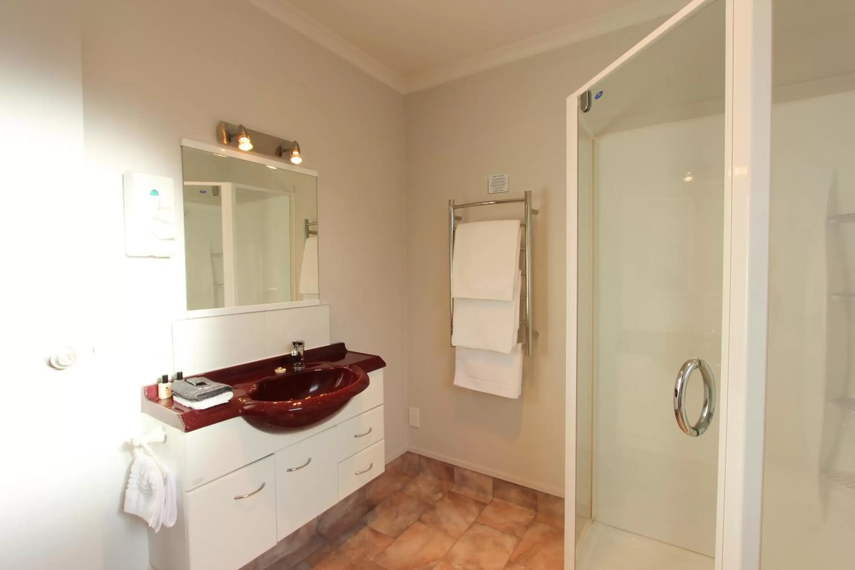 Triple Room with Shower in BK's Magnolia Motor Lodge Triple Room with Shower in BK's Magnolia Motor Lodge