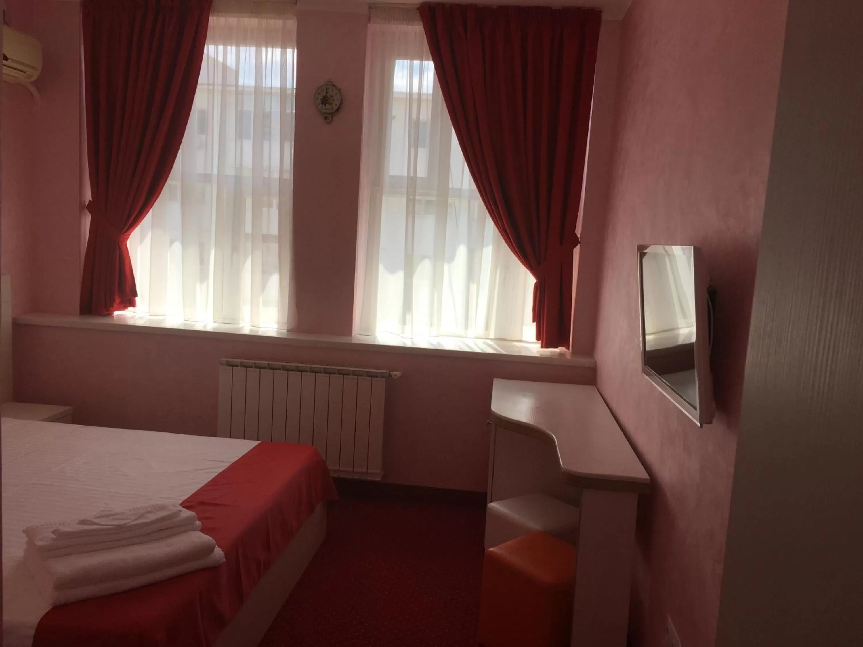 Photo of the whole room, Bed in Hamlet Hotel