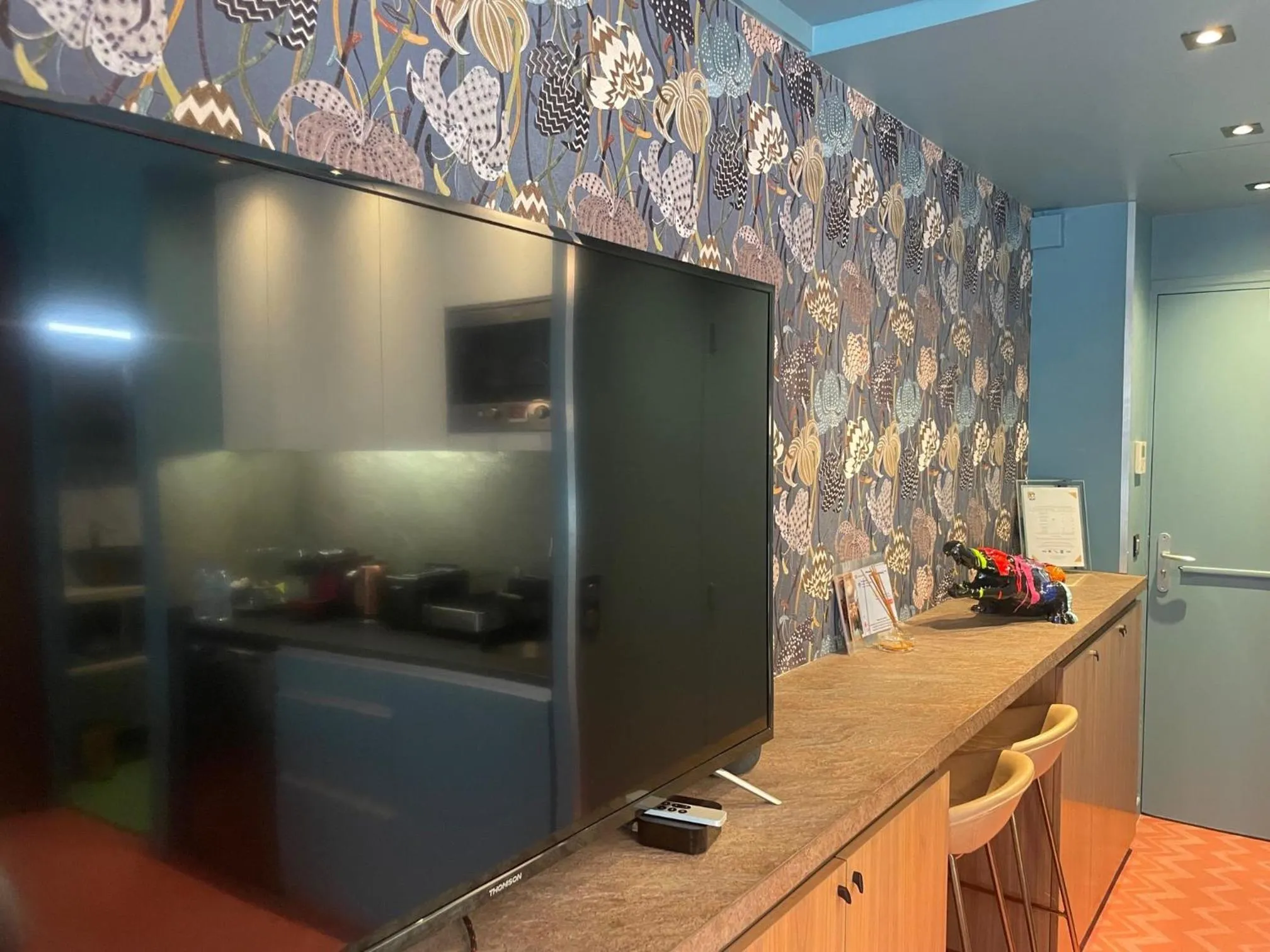 TV and multimedia in Hotel 33 Marbeuf