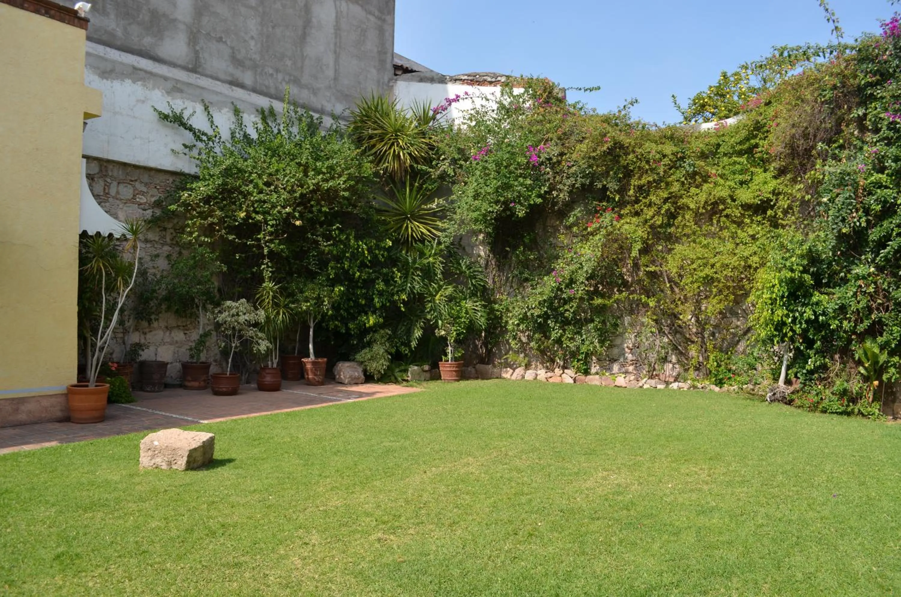 Garden in Howard Johnson by Wyndham Morelia Calle Real