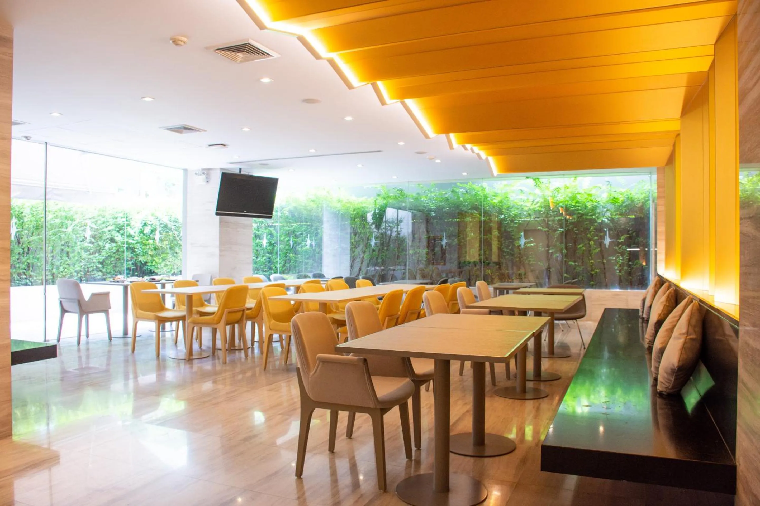 Restaurant/places to eat in Tango Vibrant Living Hotel - SHA Extra Plus