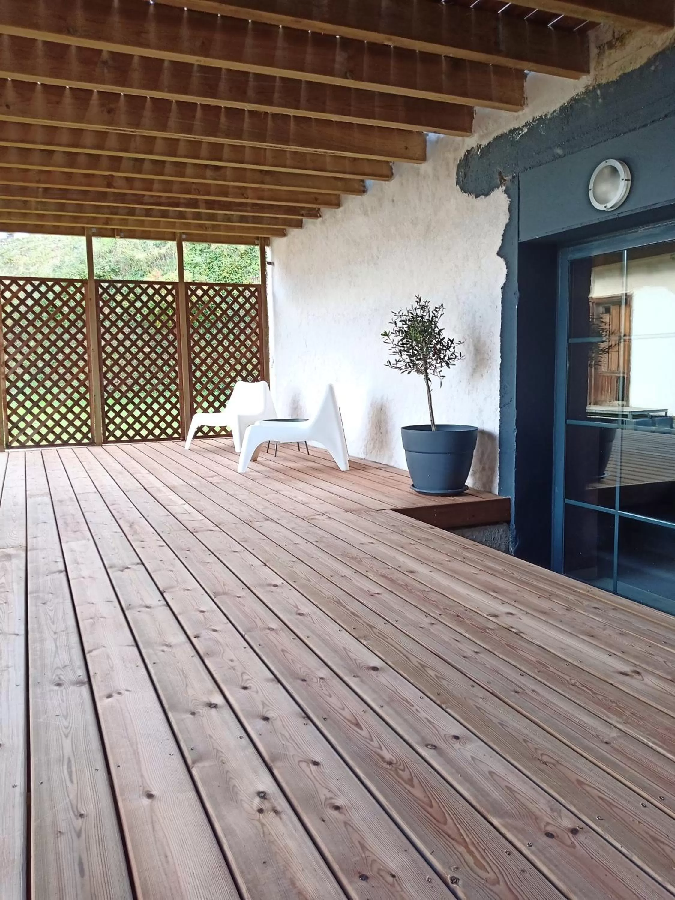 Property building, Balcony/Terrace in L'hacienda