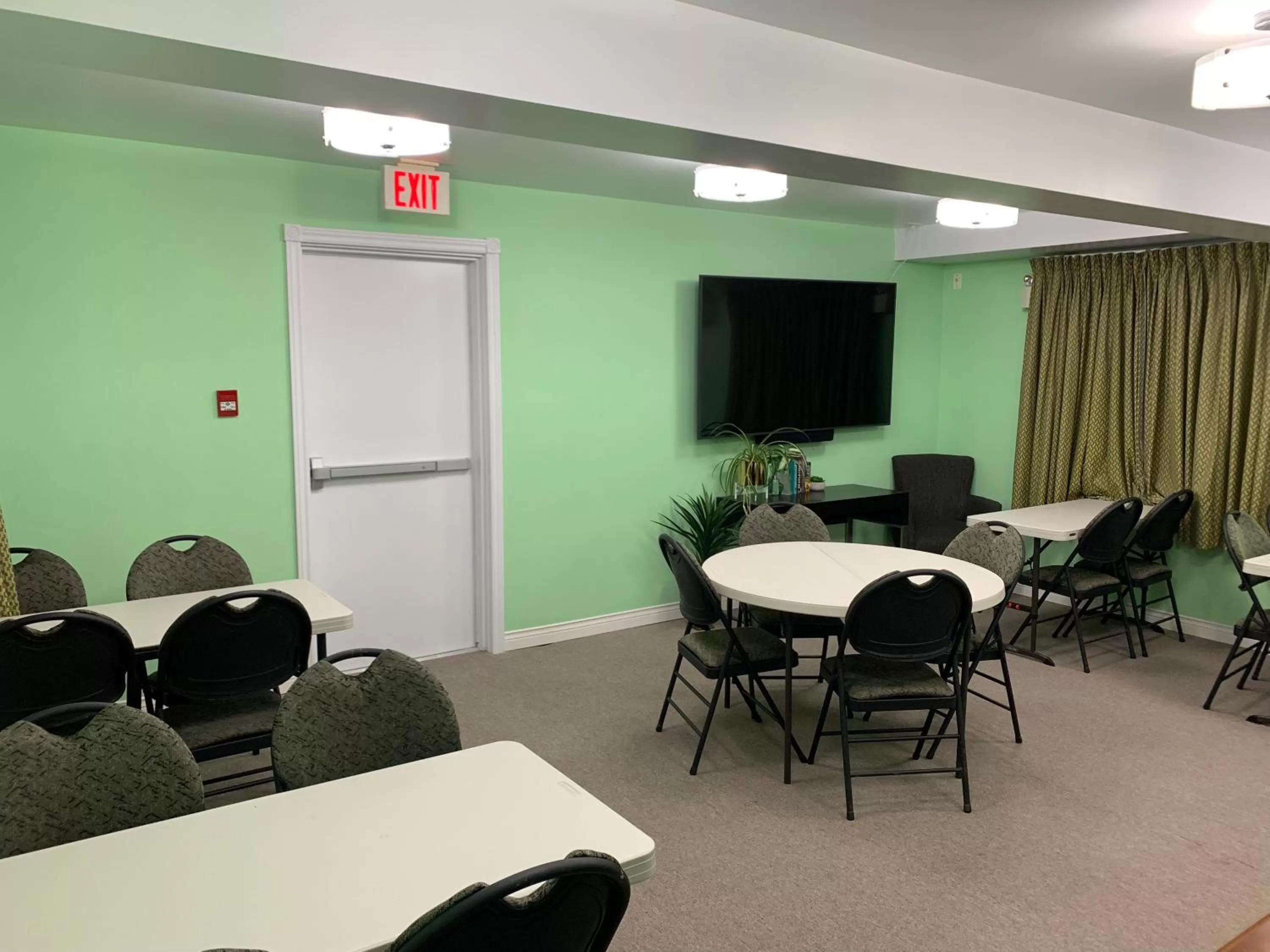 Restaurant/places to eat in Midtown Motel & Suites